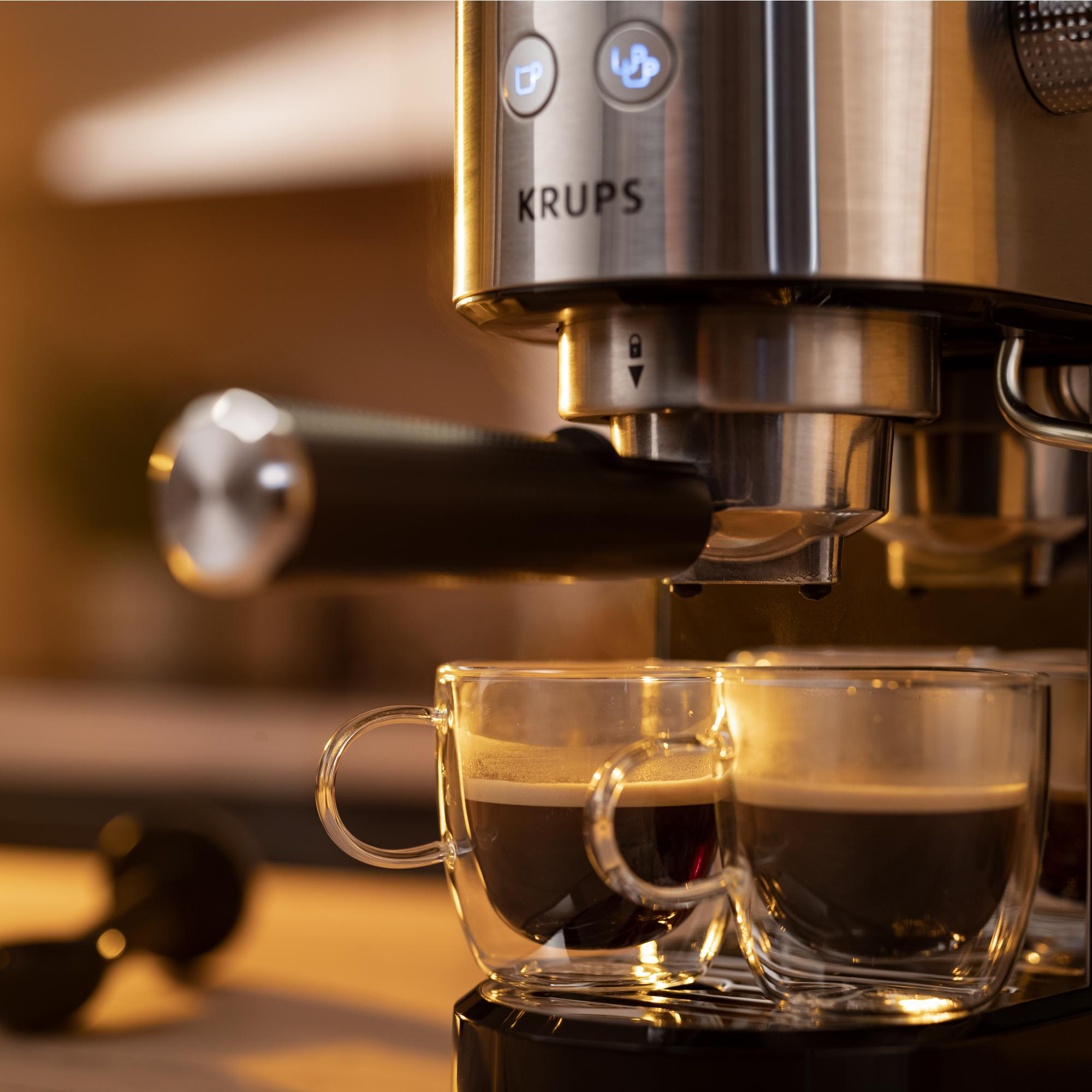 Espressomaschine mit zwei Gläsern. Gläser enthalten dunklen Kaffee.