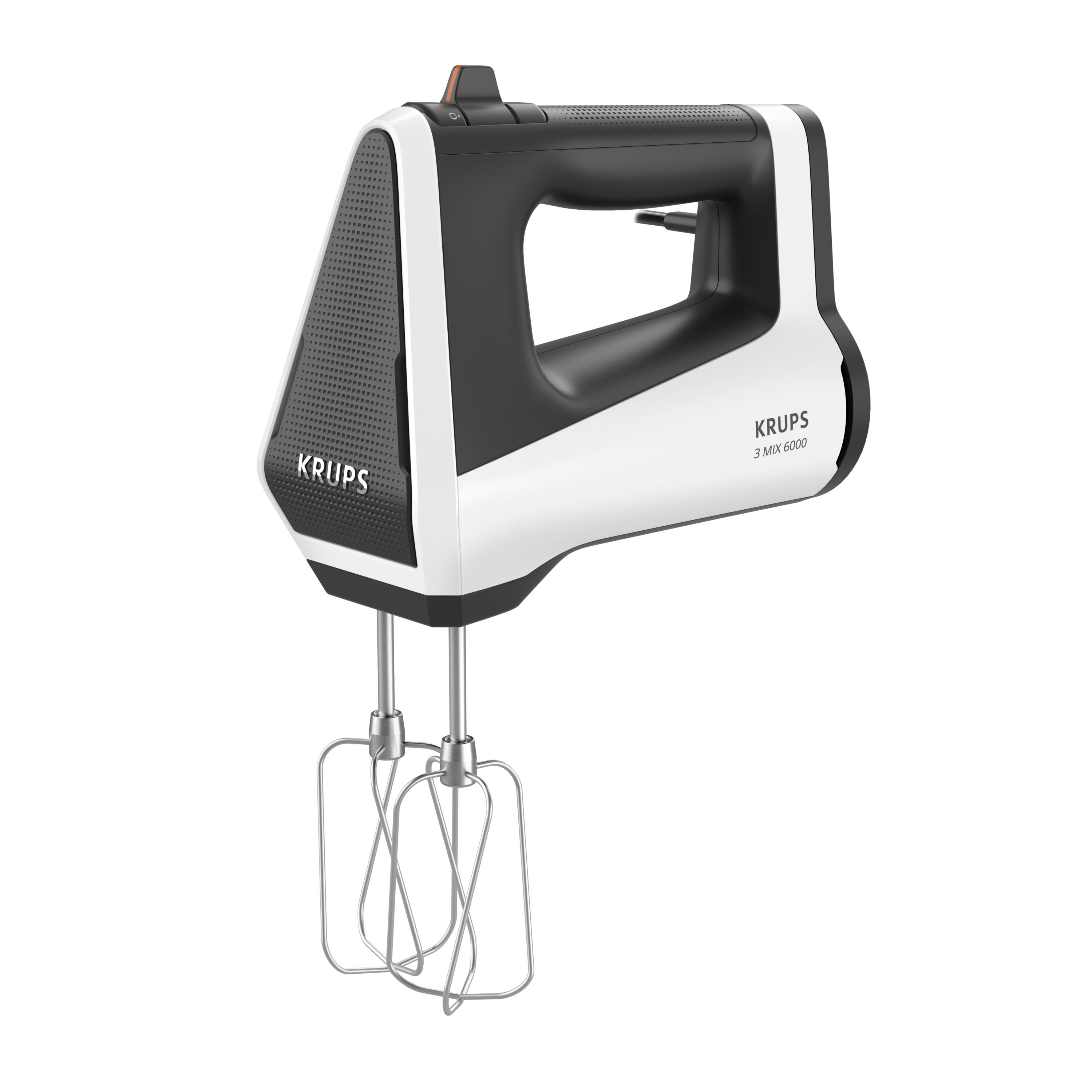 Weißer und schwarzer Handmixer mit Rührbesen, schräg, vor weißem Hintergrund isoliert.