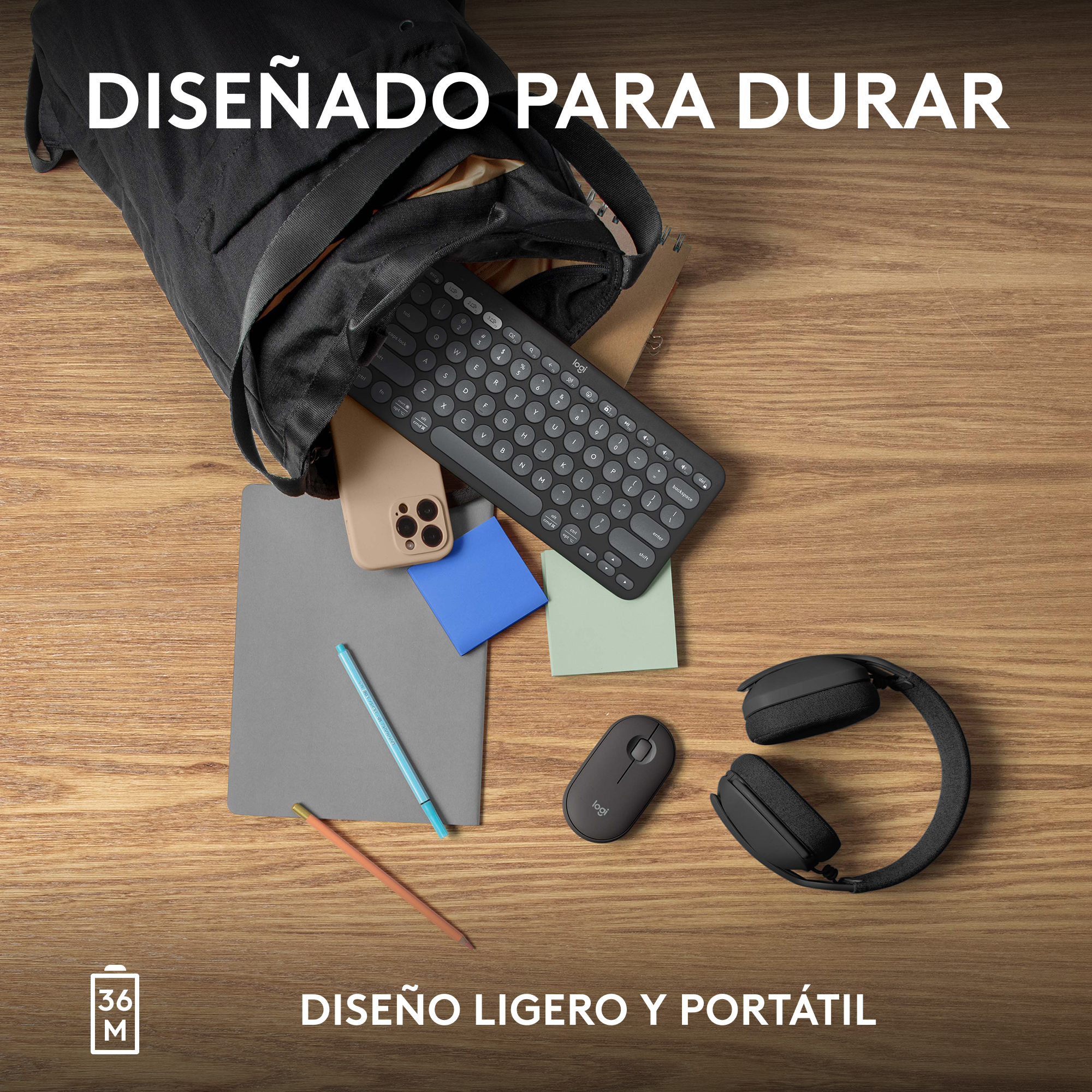 Una superficie de madera con una bolsa negra, teclado, teléfono, bloc de notas, bolígrafo, ratón y auriculares.