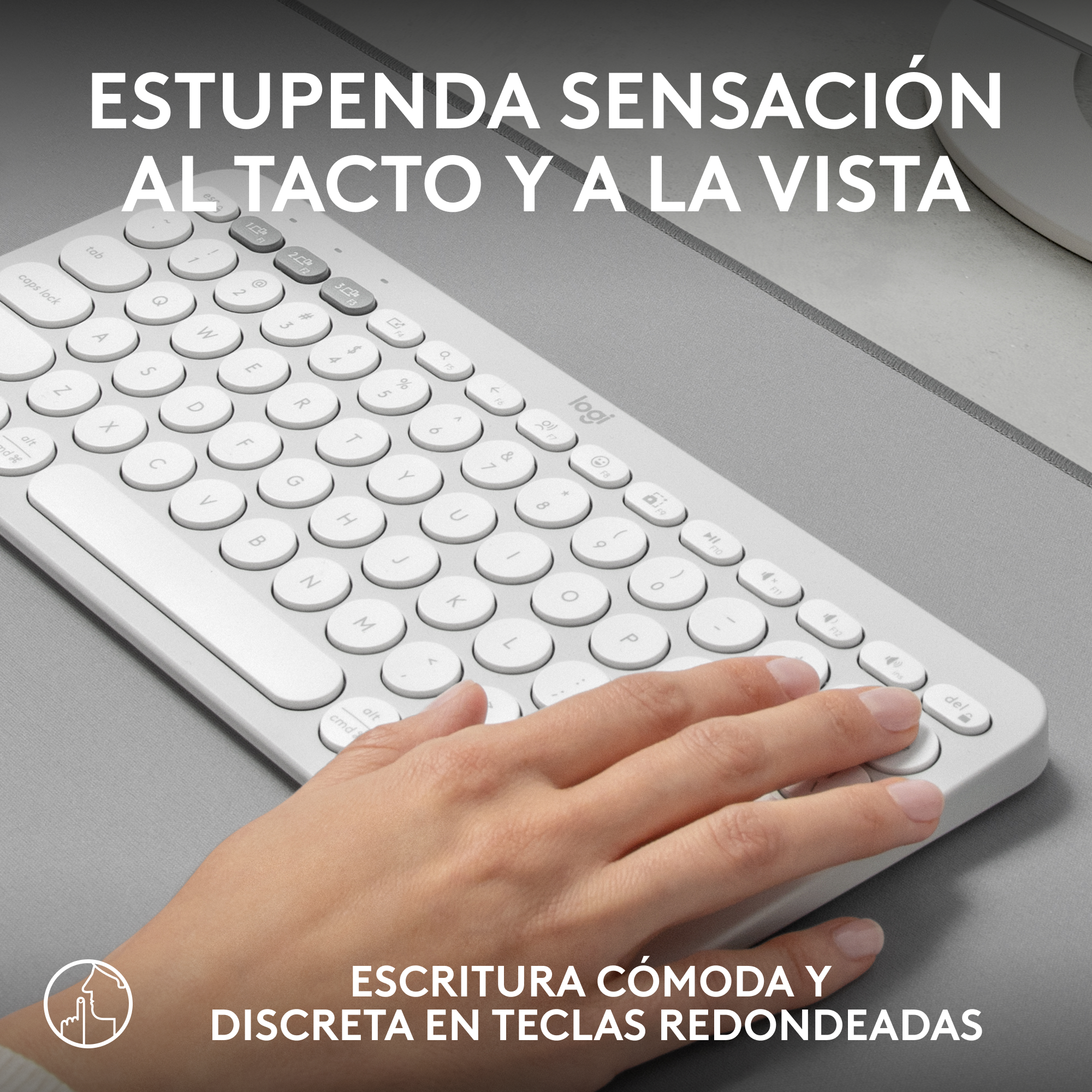 Teclado blanco con teclas redondas. Una mano descansa sobre él. Texto arriba: 'ESTUPENDA SENSACIÓN...'