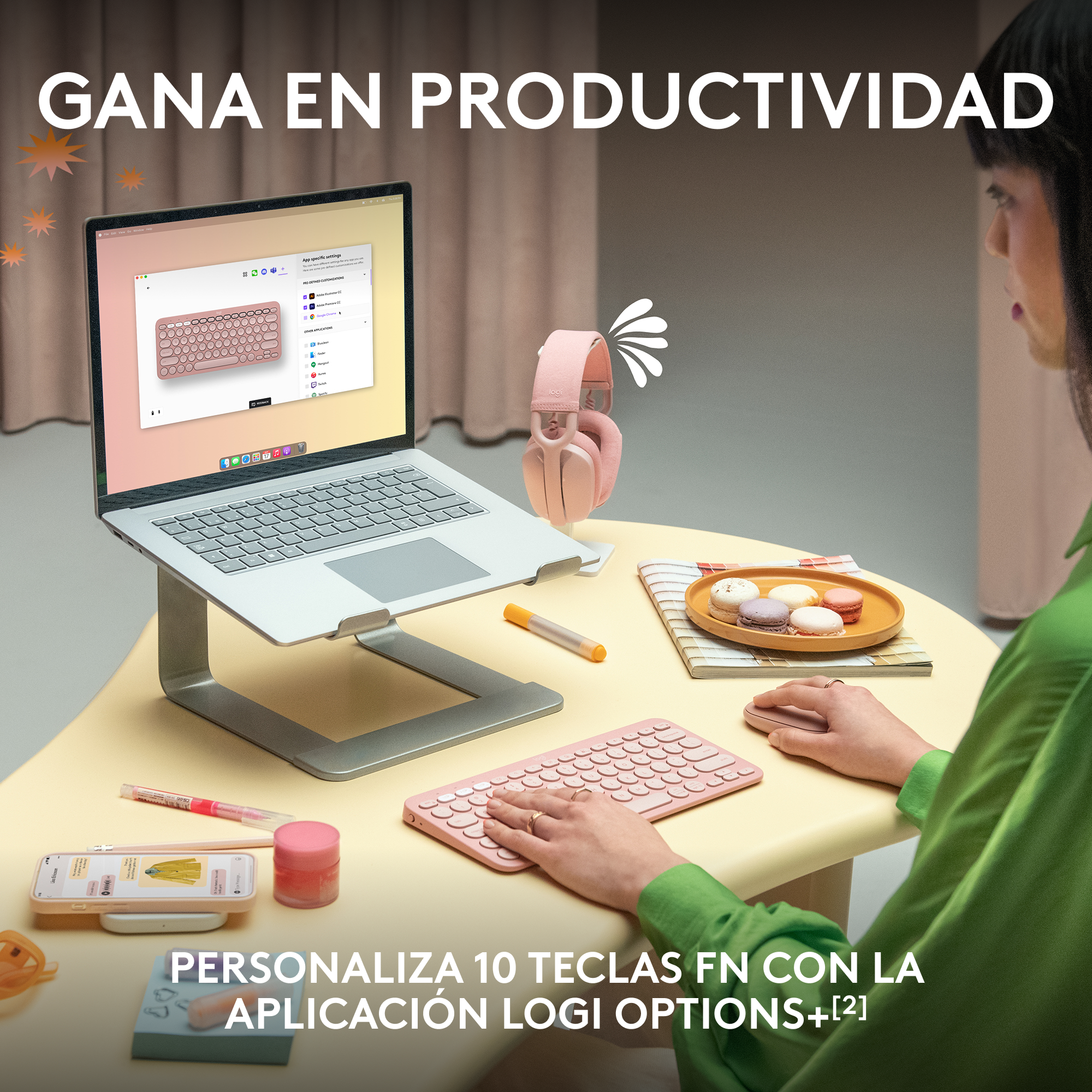 Mujer usando portátil en un soporte. Teclado, auriculares y ratón rosas. Mesa amarilla.