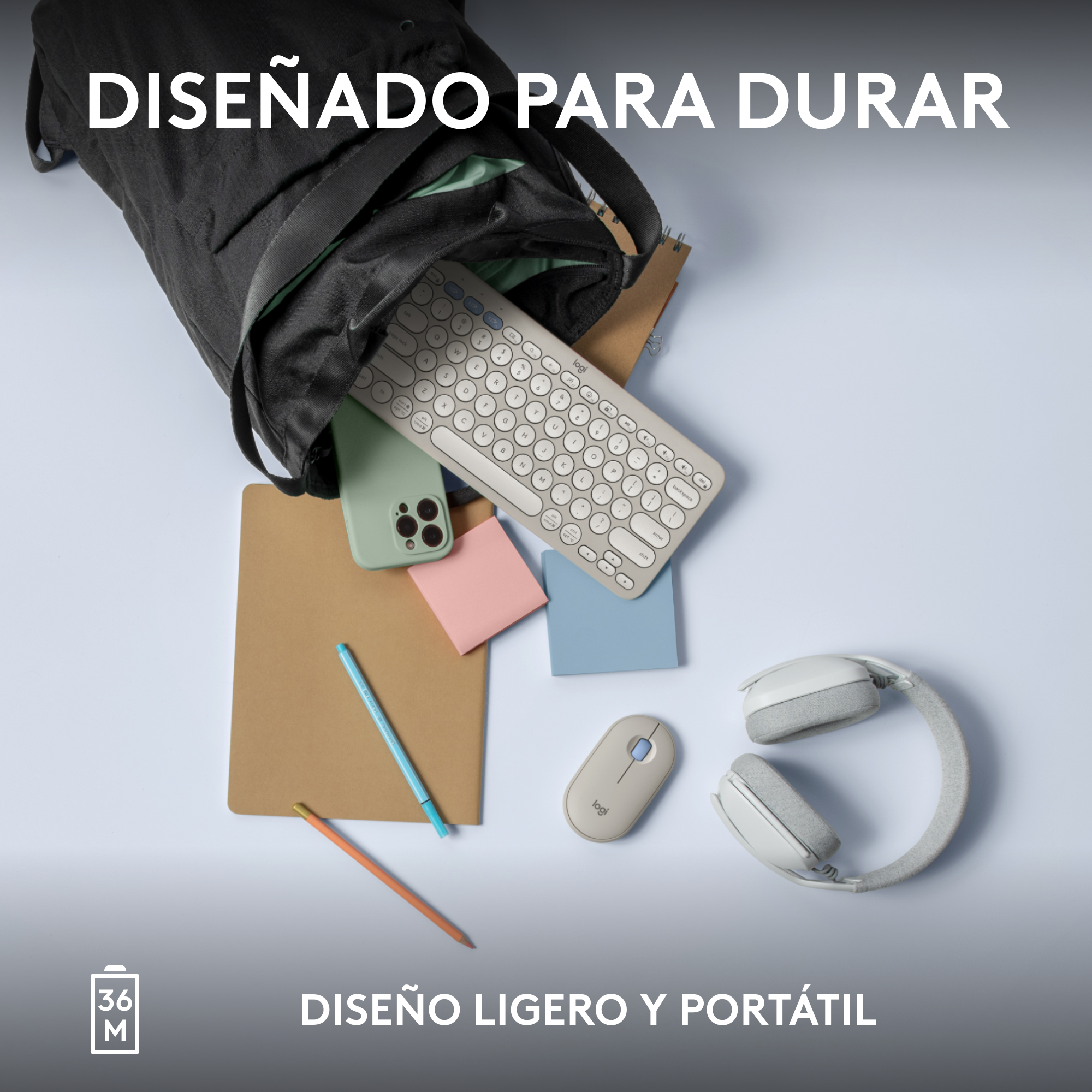 Artículos en una bolsa negra: teclado, ratón, teléfono, auriculares, cuaderno y bolígrafo.