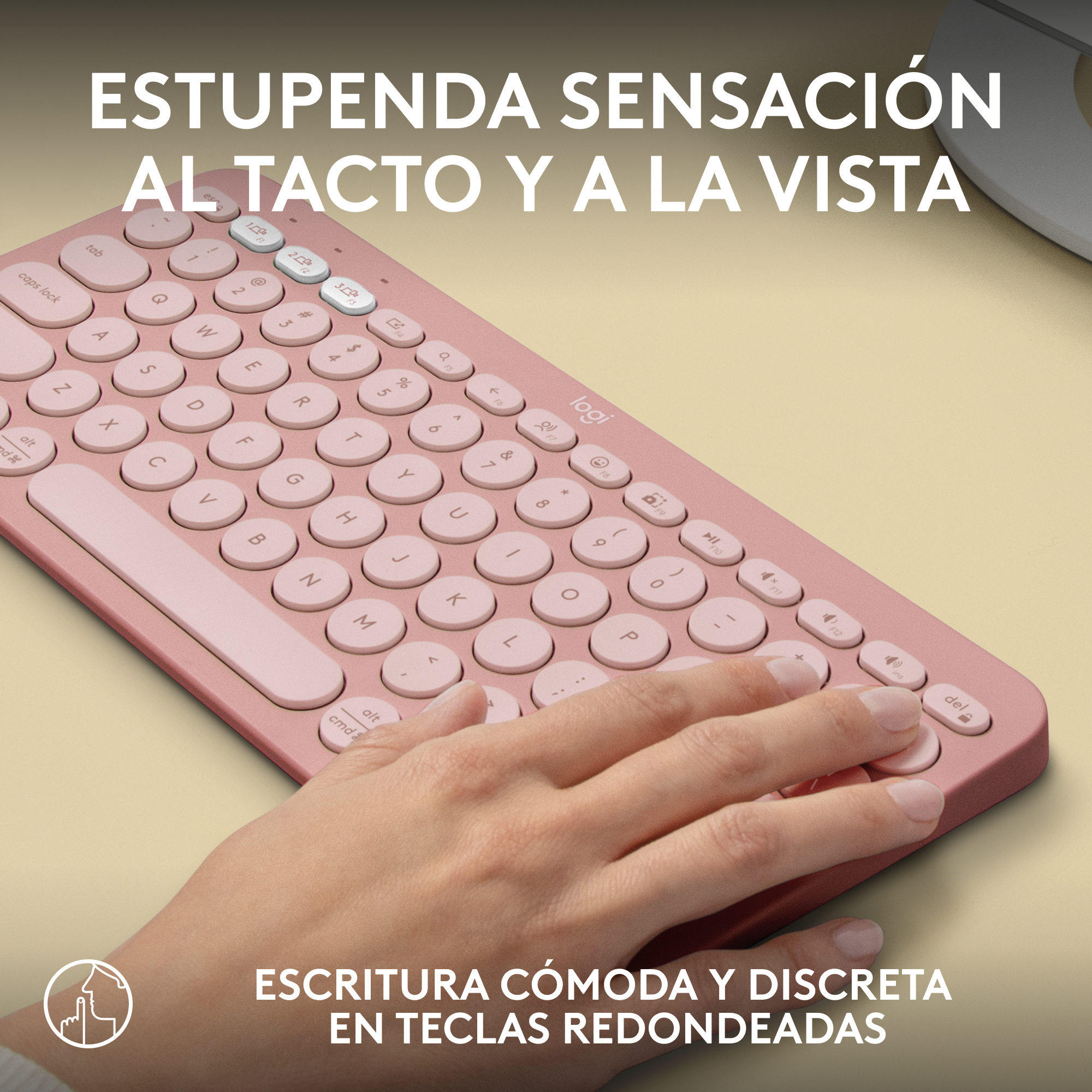 Teclado Logitech rosa con teclas redondeadas. Mano en teclado, texto: "escritura cómoda y discreta".
