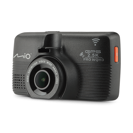 Fekete dashcam GPS-szel és nagylátószögű objektívvel. A kamera fekete felületen van. Narancssárga gomb.
