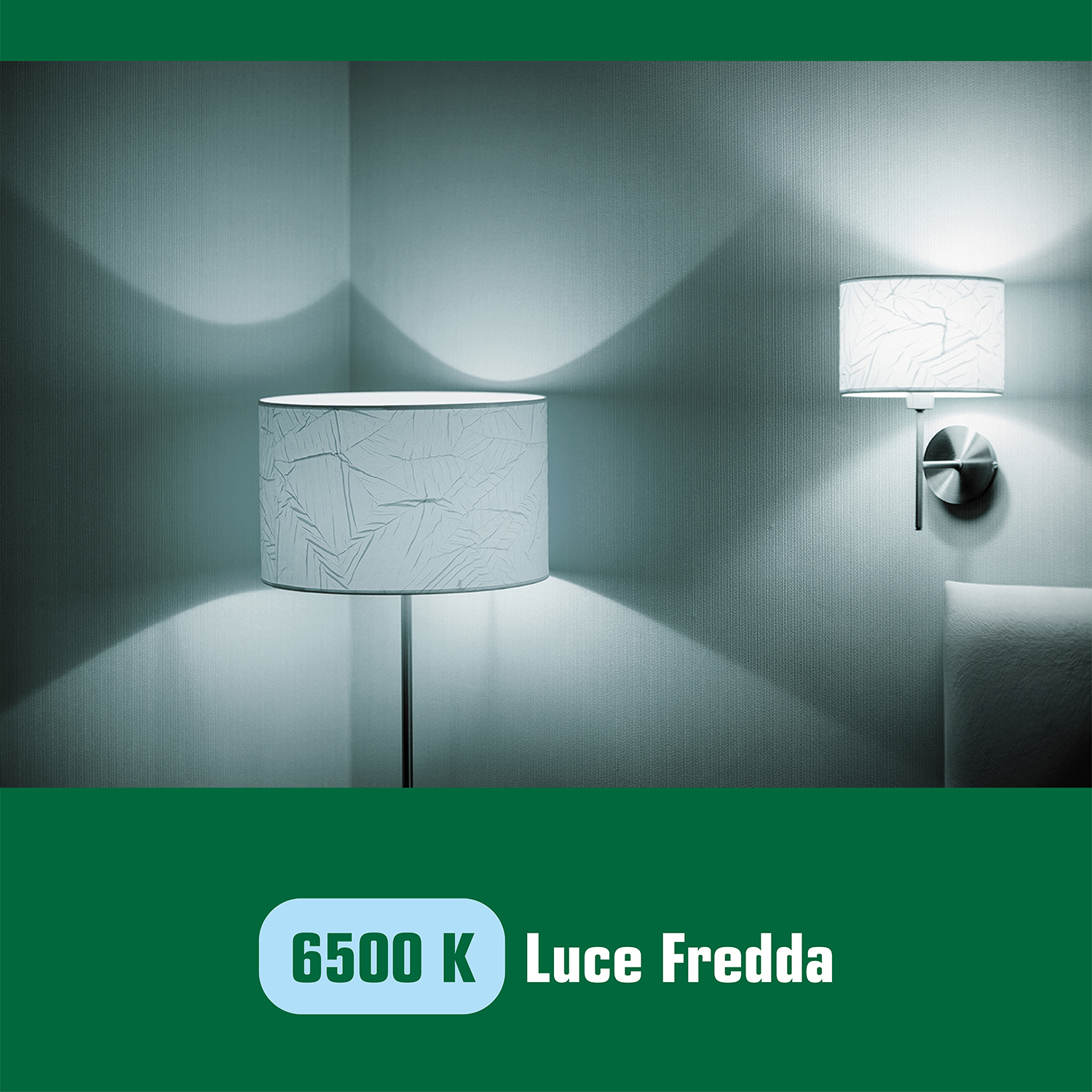 Due lampade su un muro, che emettono luce. Testo in basso: 6500 K Luce Fredda.