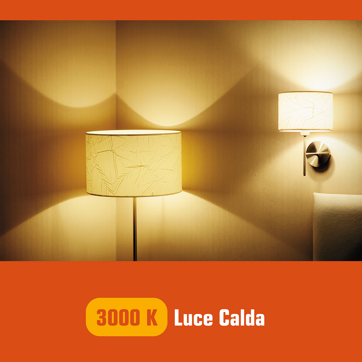 Una lampada con paralume beige, che proietta luce su un muro. Lampada aggiuntiva a parete.