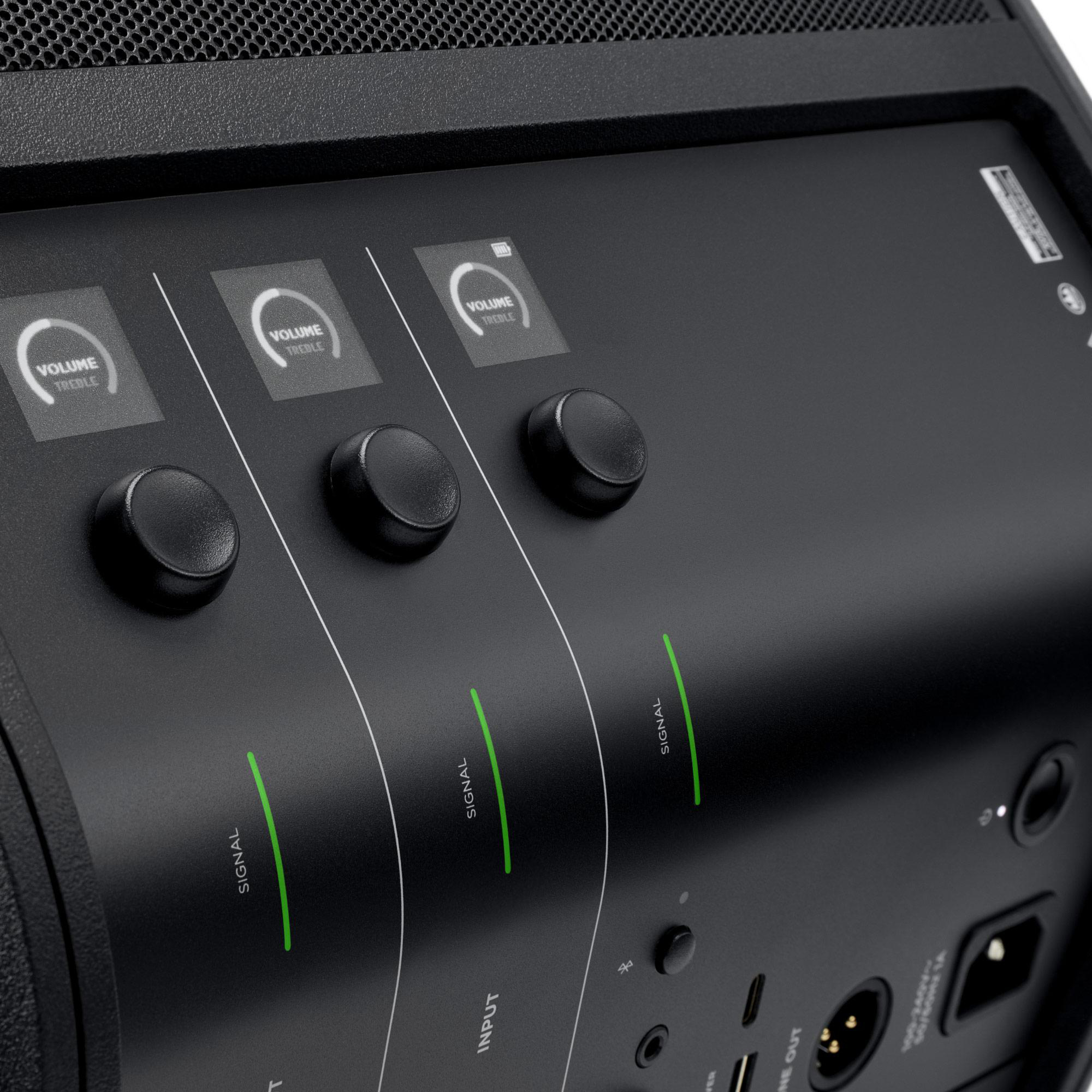 Schwarzes Audiogerät mit Lautstärkereglern und Signalanzeigen. Dunkler Hintergrund.