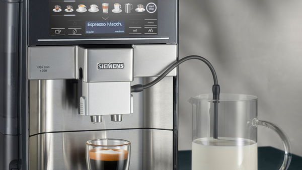 Espresso makinesi, süt kabı. Kahve ile bardak. Metin: Espresso Macchiato. Normal, Orta, ml.