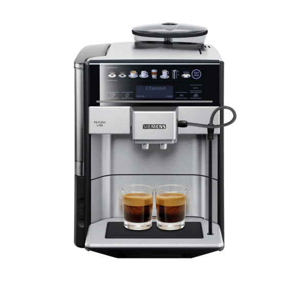 İki fincan kahve ile espresso makinesi. Krom ve siyah kaplama. Beyaz zemin.