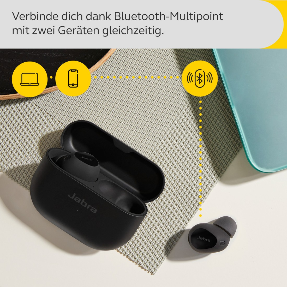 Schwarze Kopfhörer in einem Etui. Text und Grafiken auf gelbem Hintergrund.