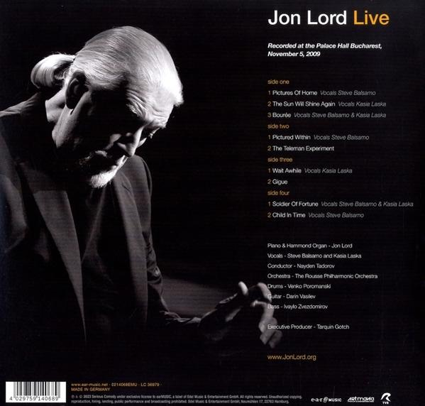 Jon Lord albumjának hátlapja, élő felvétel. Jon Lord fekete-fehér fotóját tartalmazza.
