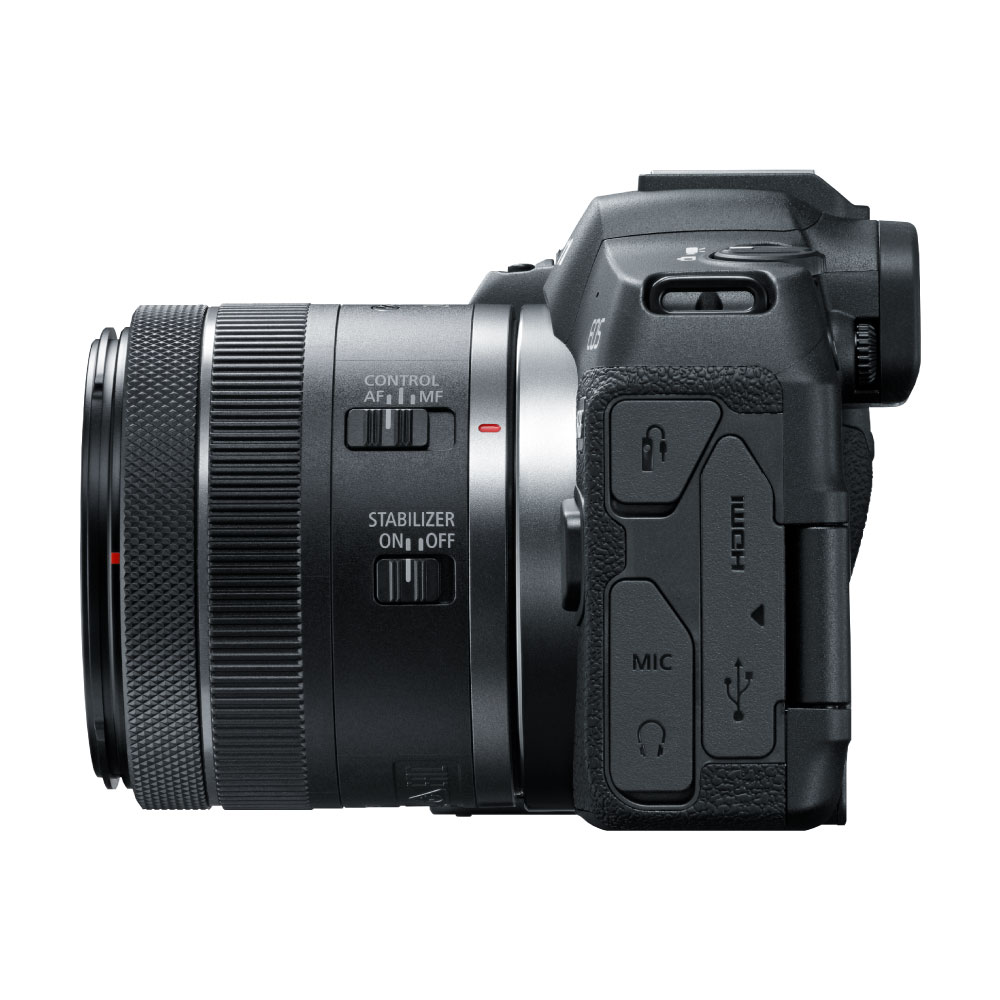 Bir lens takılı siyah bir Canon kamera. Yan görünüm, kontrolleri ve bağlantı noktalarını gösteriyor.