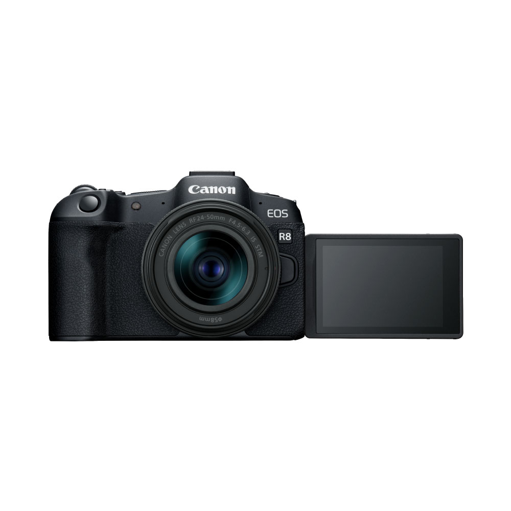 Canon EOS R8 fotoğraf makinesi. Siyah gövde, lens ve açılır kapanır ekran. Beyaz arka plan.