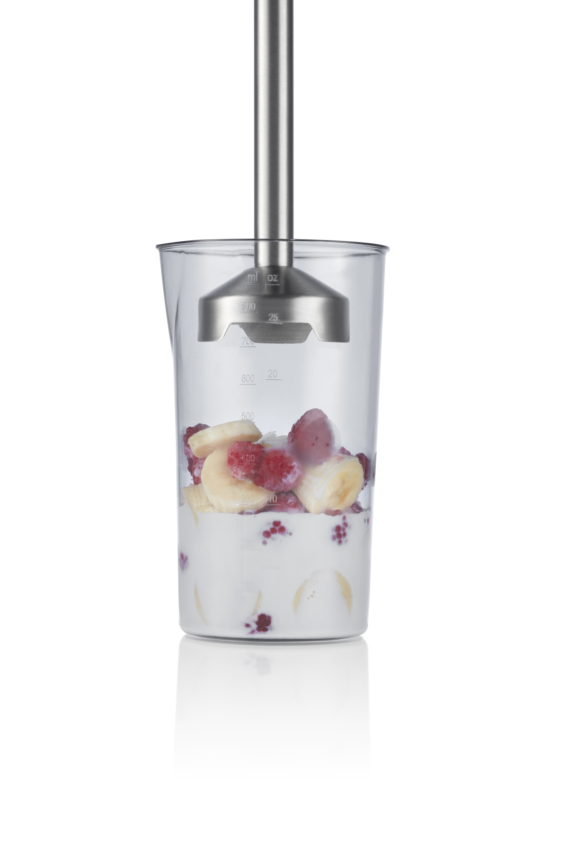 Ahududu ve muz gibi malzemeler içeren bir blender gösteriliyor.