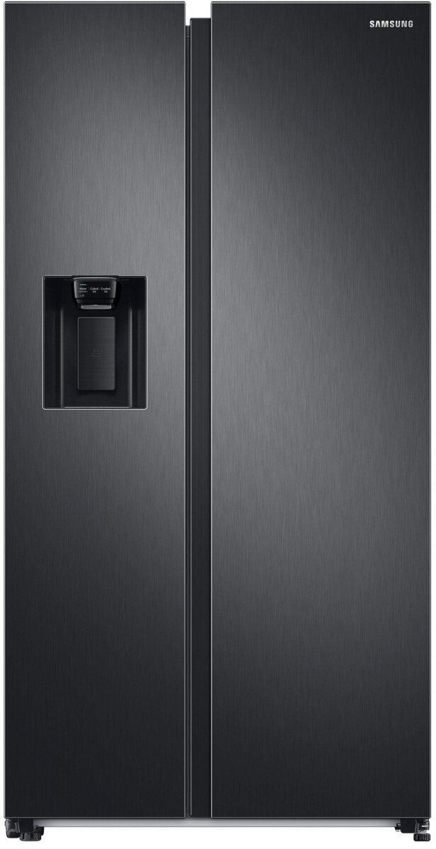 Czarna lodówka Samsung z dwiema drzwiami, dozownikiem wody i wykończeniem ze szczotkowanego metalu.