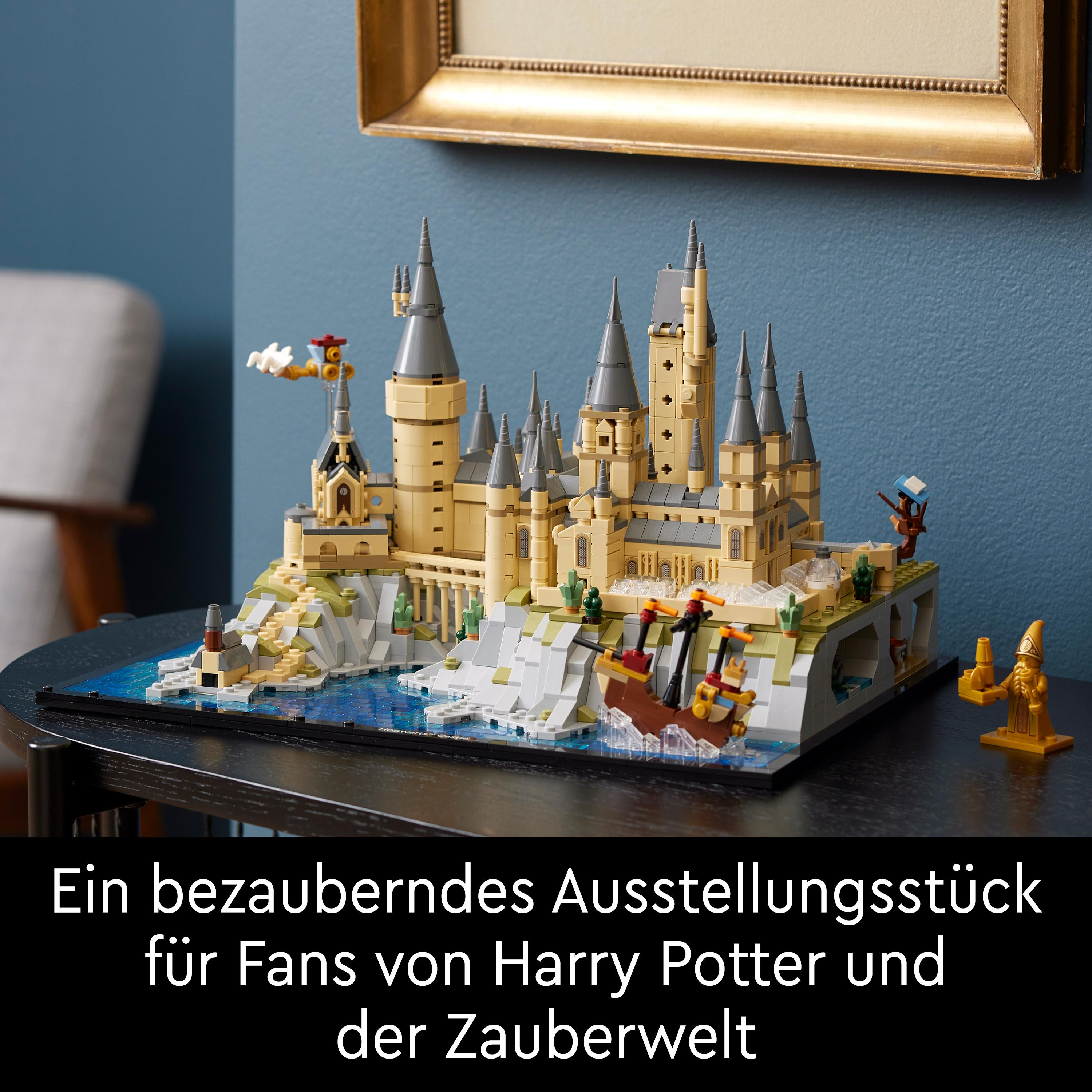 Lego Hogwarts Schlossmodell auf einem schwarzen Tisch. Enthält Text auf Deutsch.