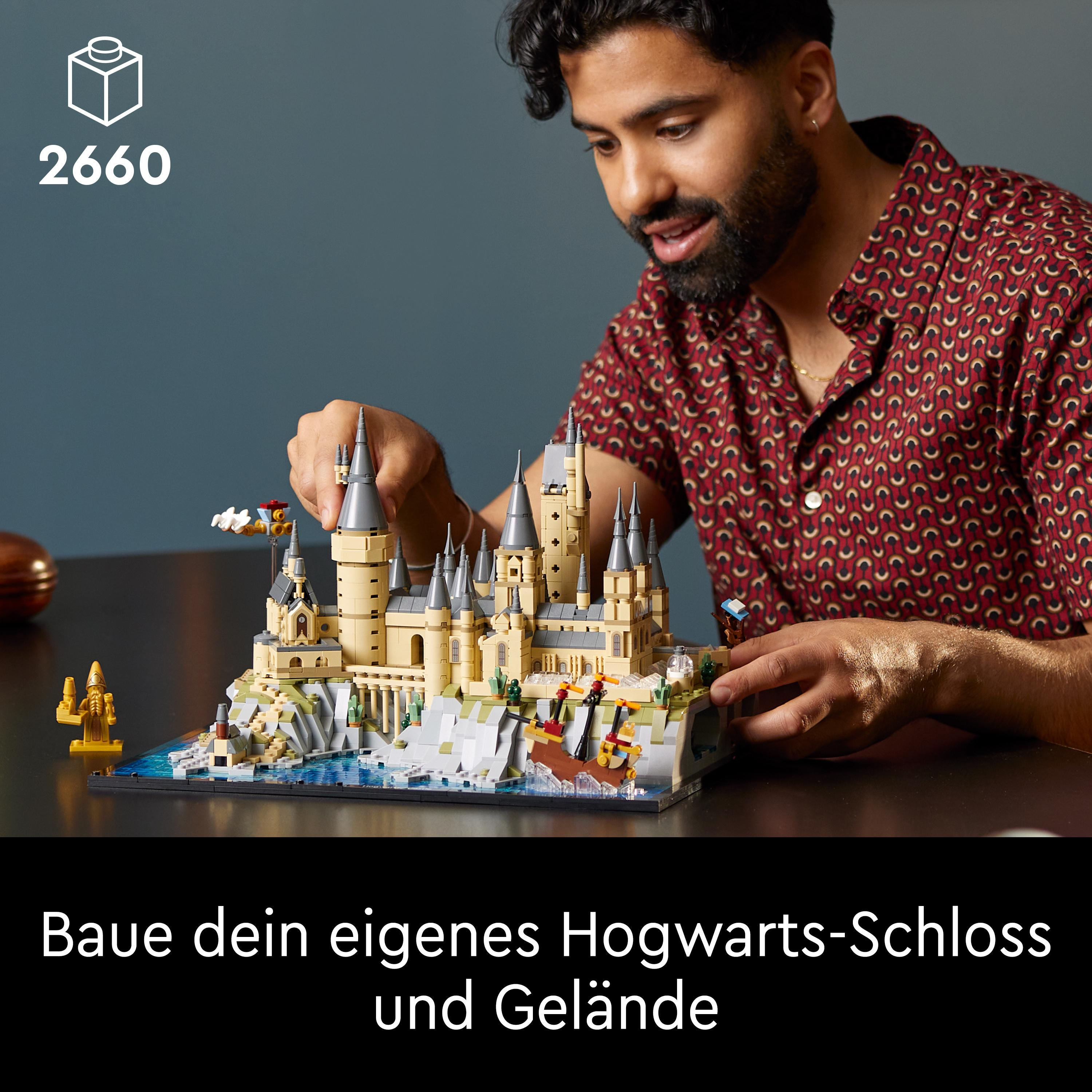 Mann baut Lego Hogwarts-Schloss mit vielen Teilen, lächelt.
