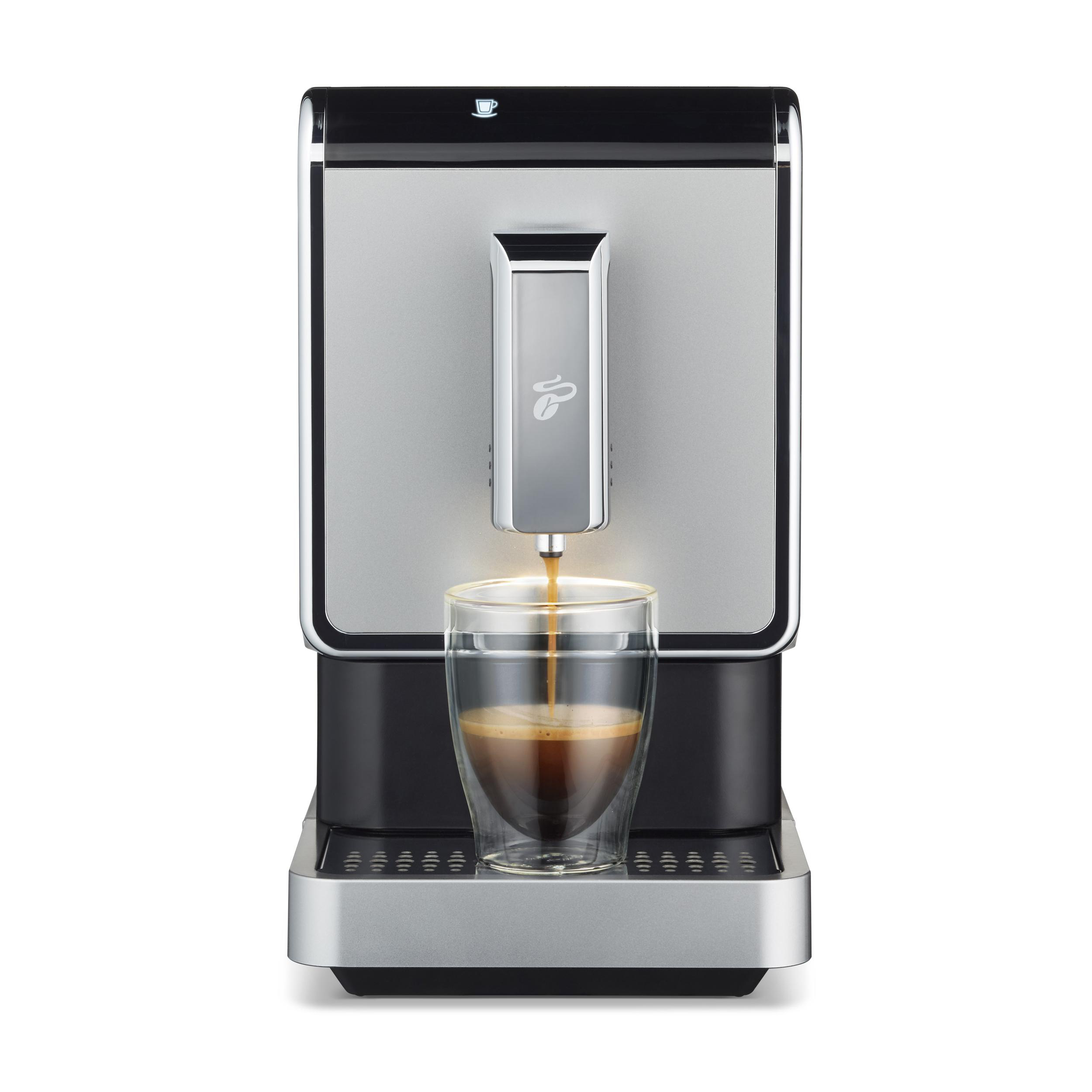 Kaffeemaschine mit einem Glas, das sich mit Kaffee füllt, auf weißem Hintergrund.