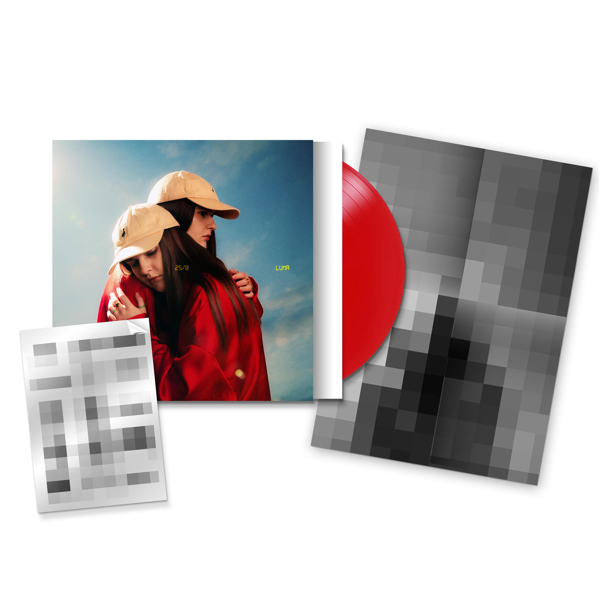 Albumcover mit einer Frau in roter Jacke und einer Vinyl-Schallplatte sowie einem QR-Code.