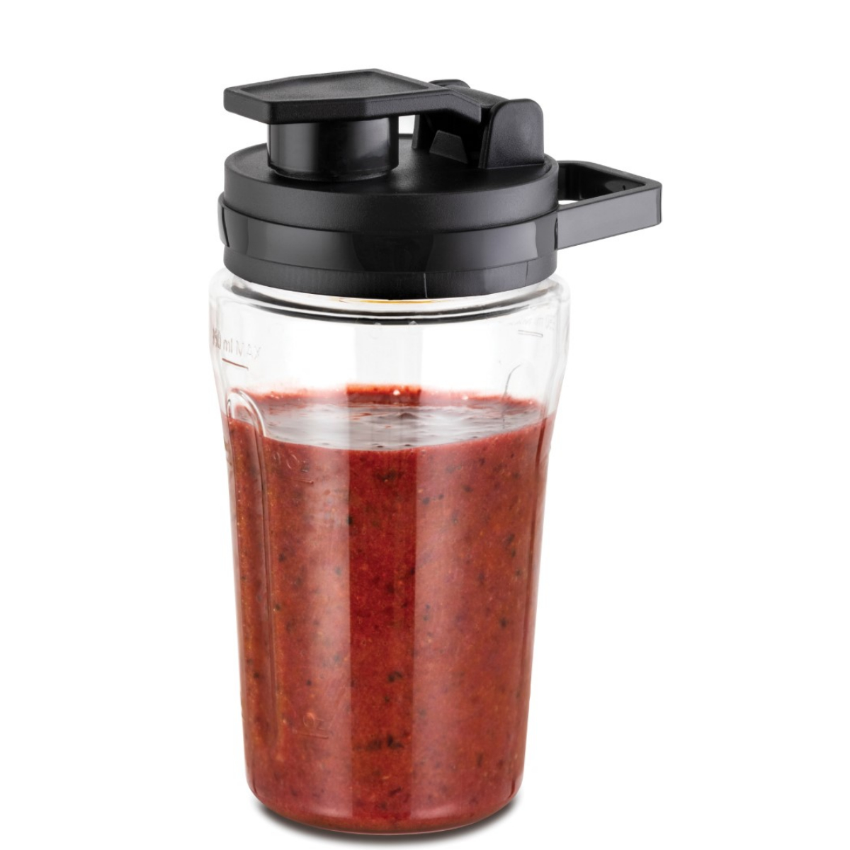 Beyaz arka planda kırmızı smoothie ile dolu siyah kapaklı şeffaf plastik bardak.