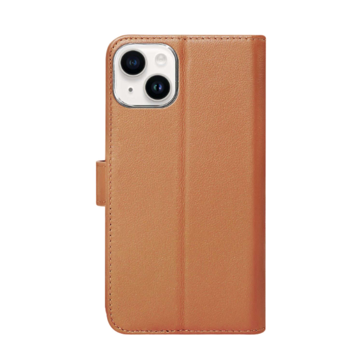 Étui de téléphone en cuir marron, fermé, avec découpes pour l'appareil photo et fermeture magnétique. Fond noir.