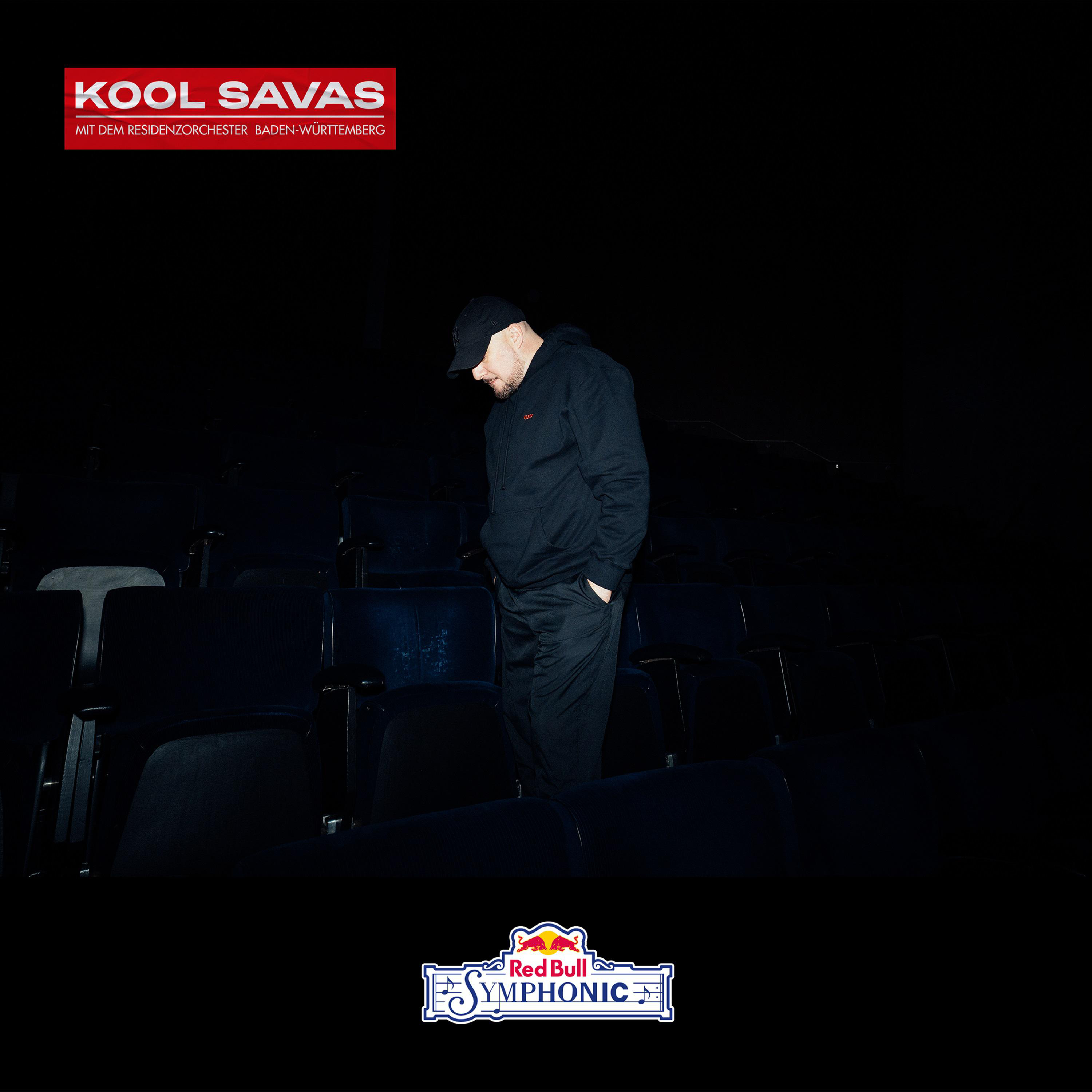 Kool Savas in einem dunklen Theater, Red Bull Symphonic Logo unten.