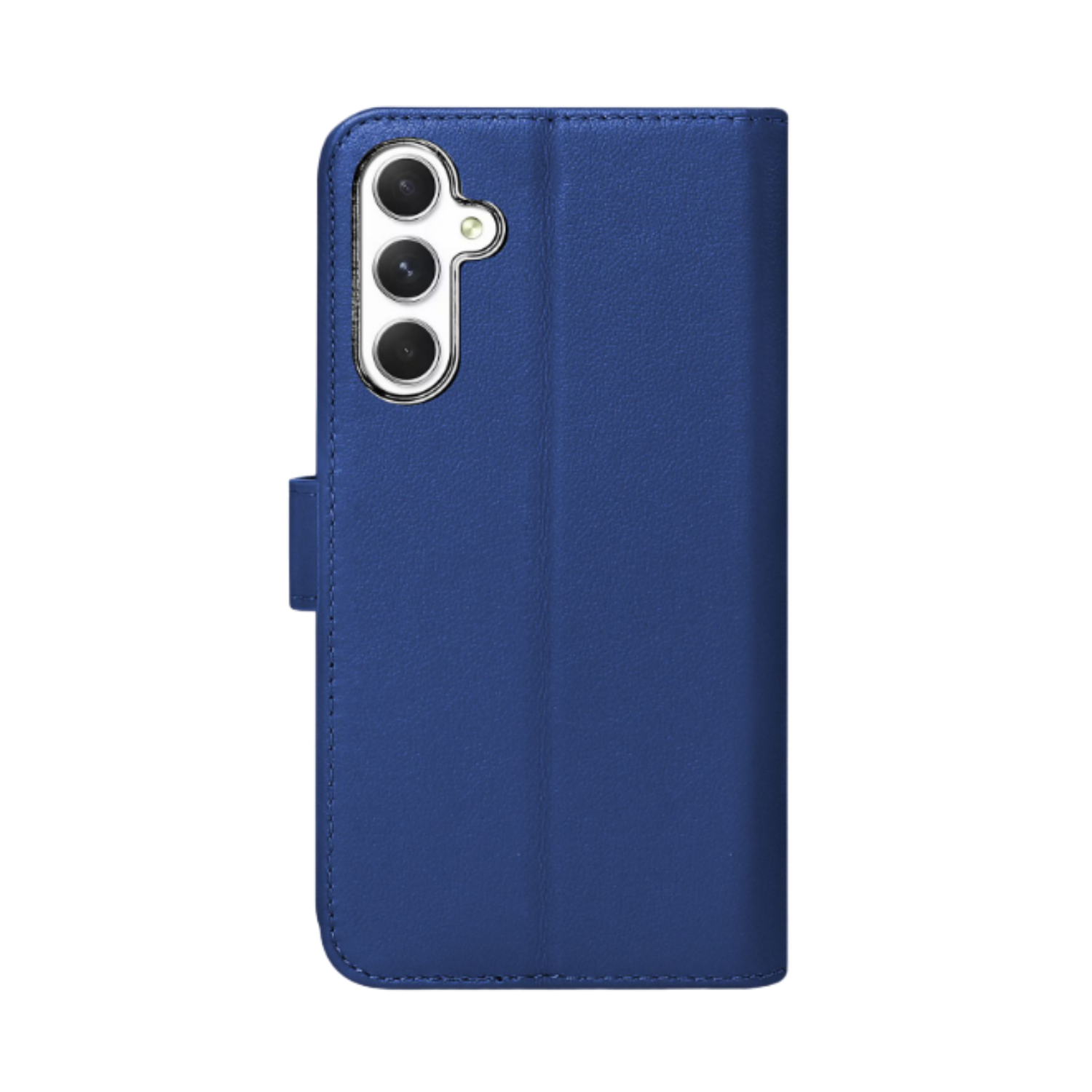 Een blauwe leren telefoonhoes met magneetsluiting, gesloten. Een drievoudige camera is zichtbaar op de achterkant.