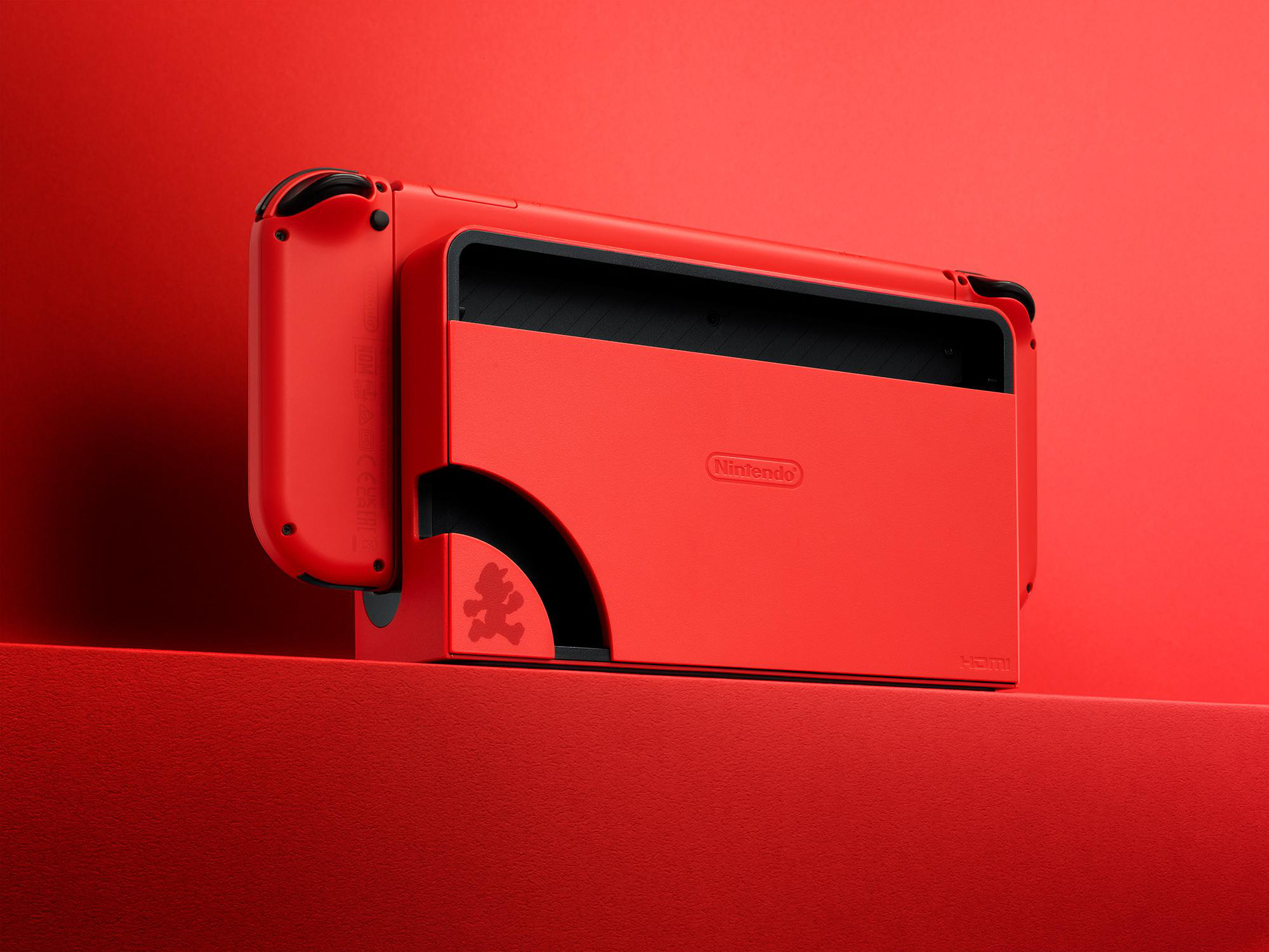 Rote Nintendo Switch-Konsole mit rotem Joy-Con. Nintendo-Logo auf der Konsole.