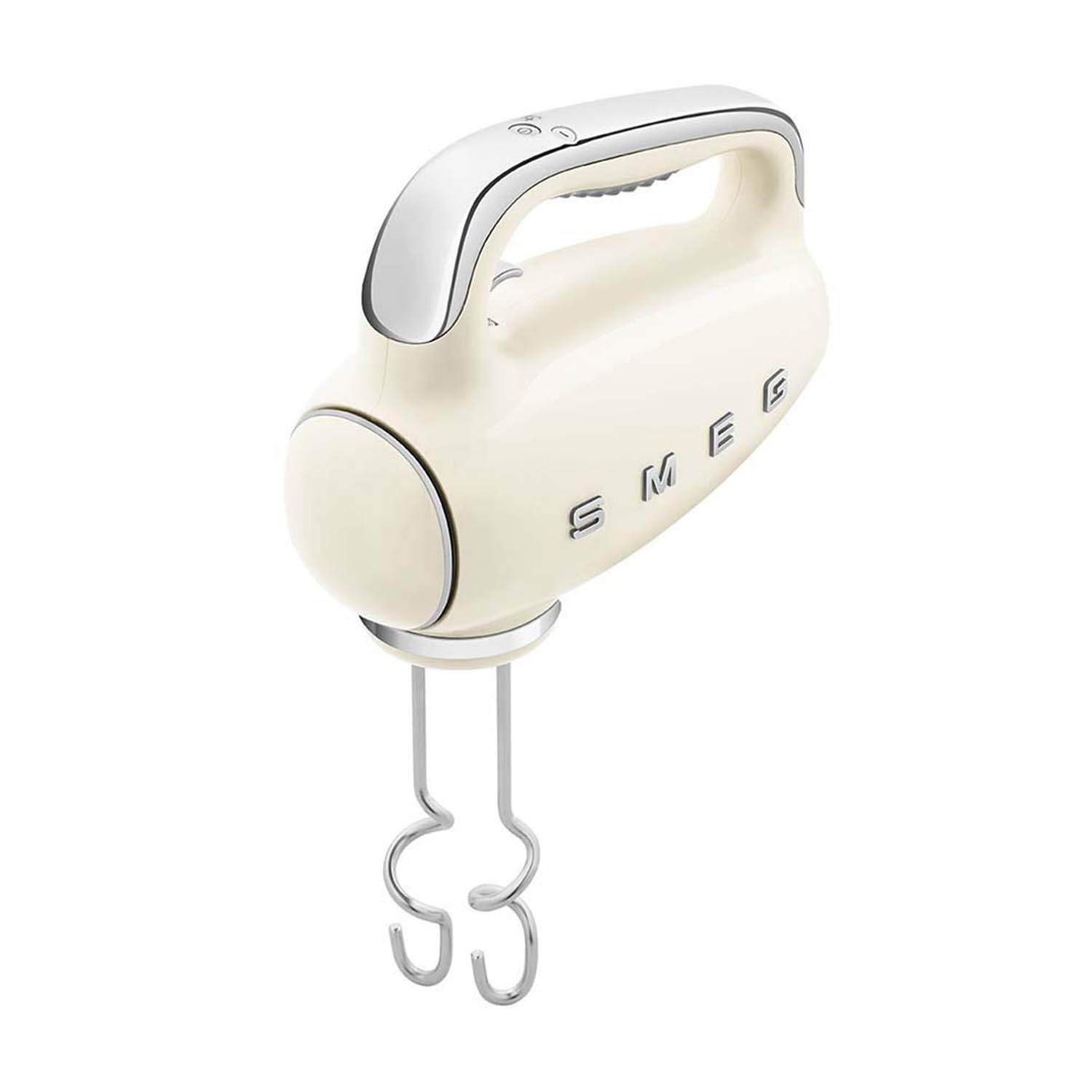 Un mixer a mano color crema con fruste, isolato su bianco, vista angolata dall'alto.