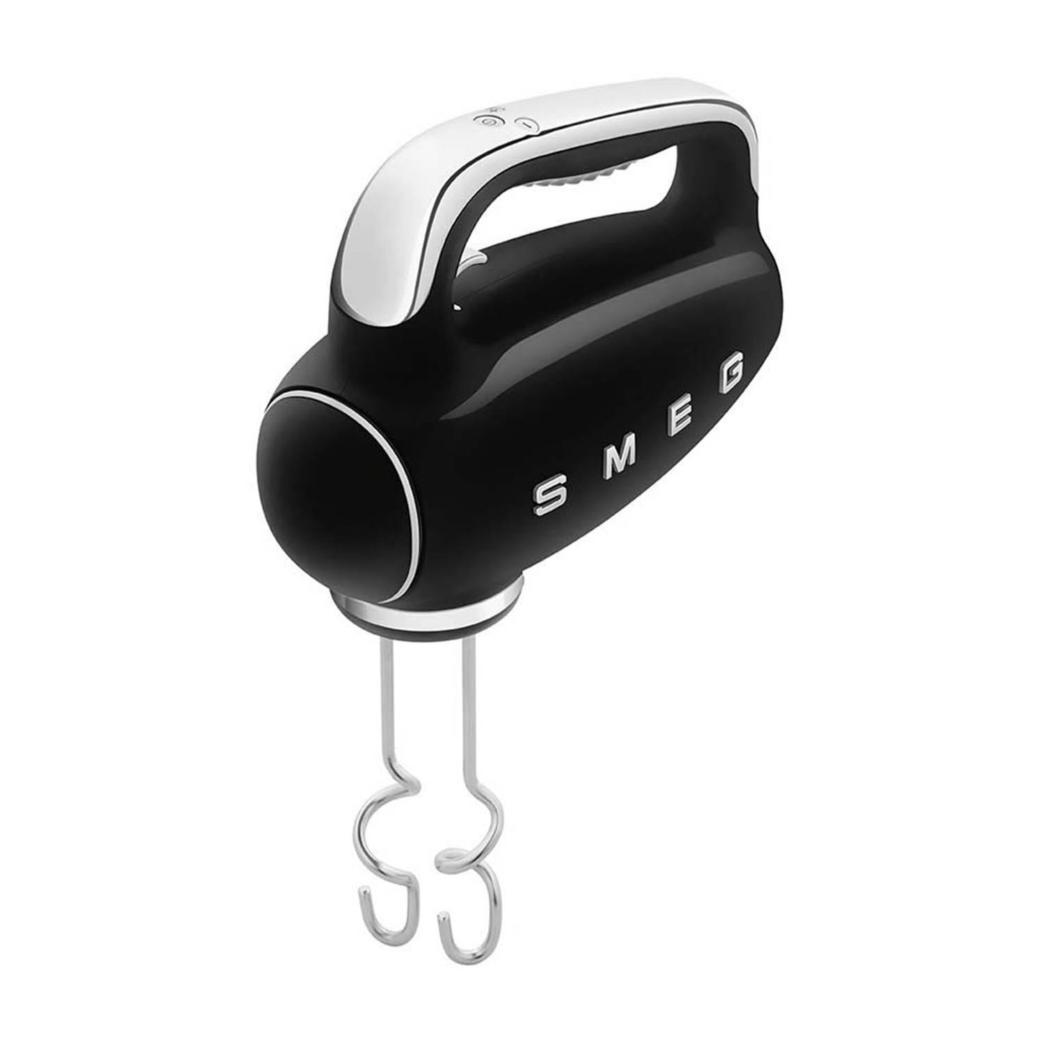 Frullatore a immersione SMEG nero con manico bianco e fruste cromate, su sfondo bianco.