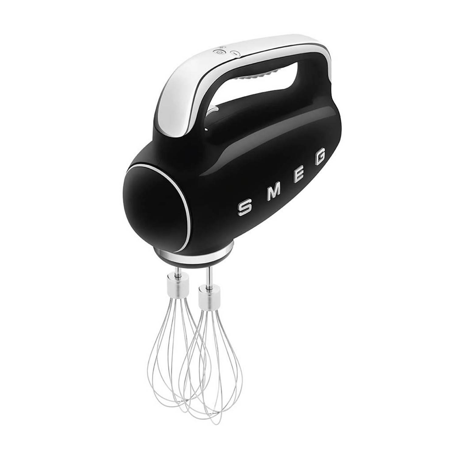 Frullatore a mano nero e argento. Il marchio SMEG è scritto sul frullatore.