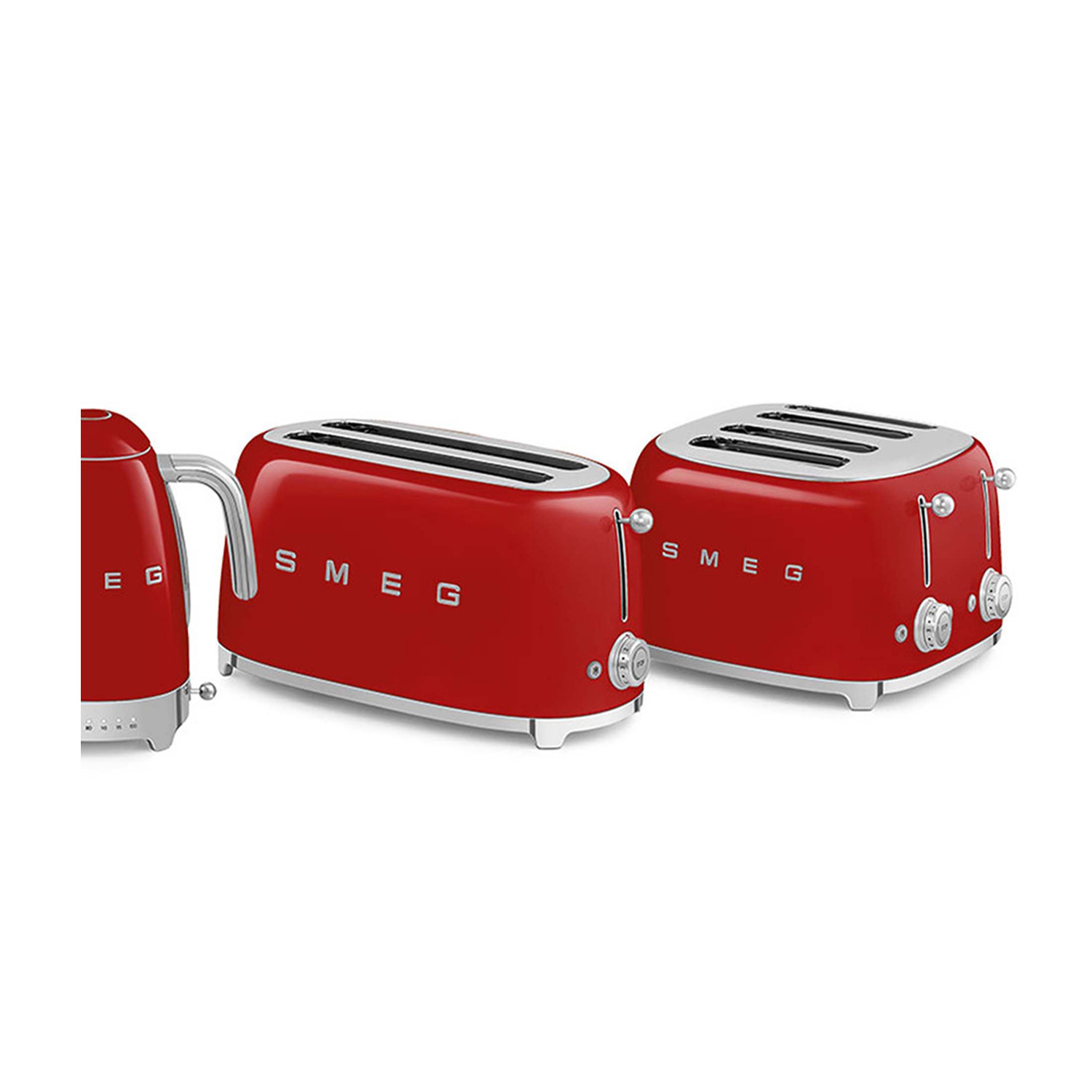 Tostapane e bollitore SMEG rossi su sfondo bianco.