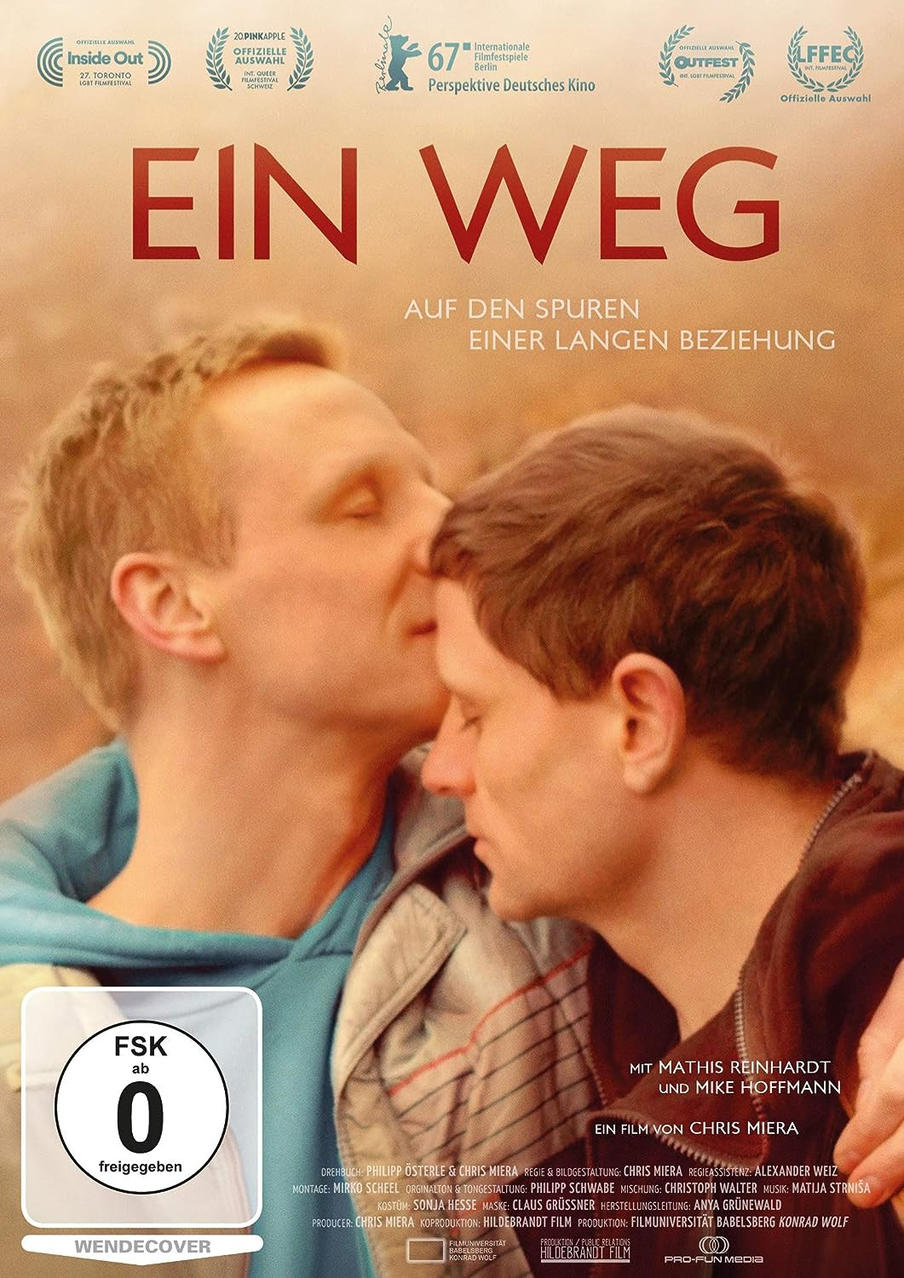 Filmplakat mit zwei Männern, die sich umarmen. Text auf Deutsch mit Filmtiteln und Credits.