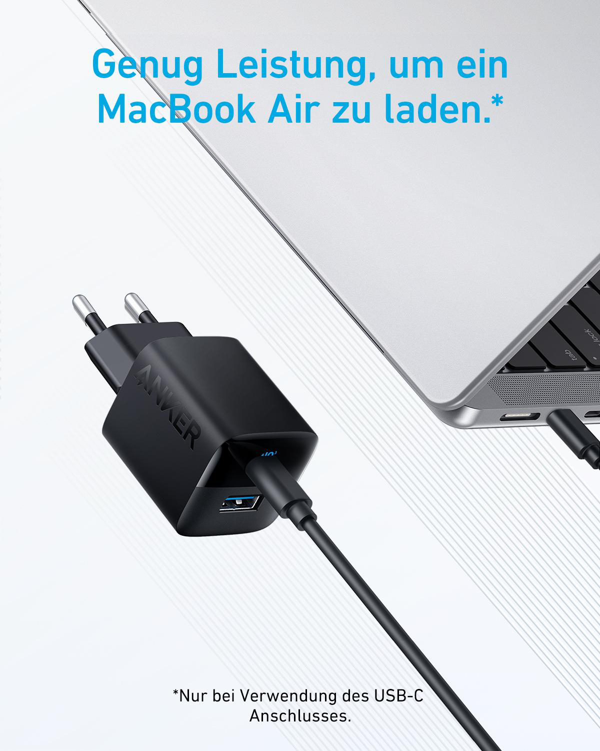Ein Anker-Ladegerät mit einem USB-C-Kabel, das an einen Laptop angeschlossen ist, vor hellem Hintergrund.