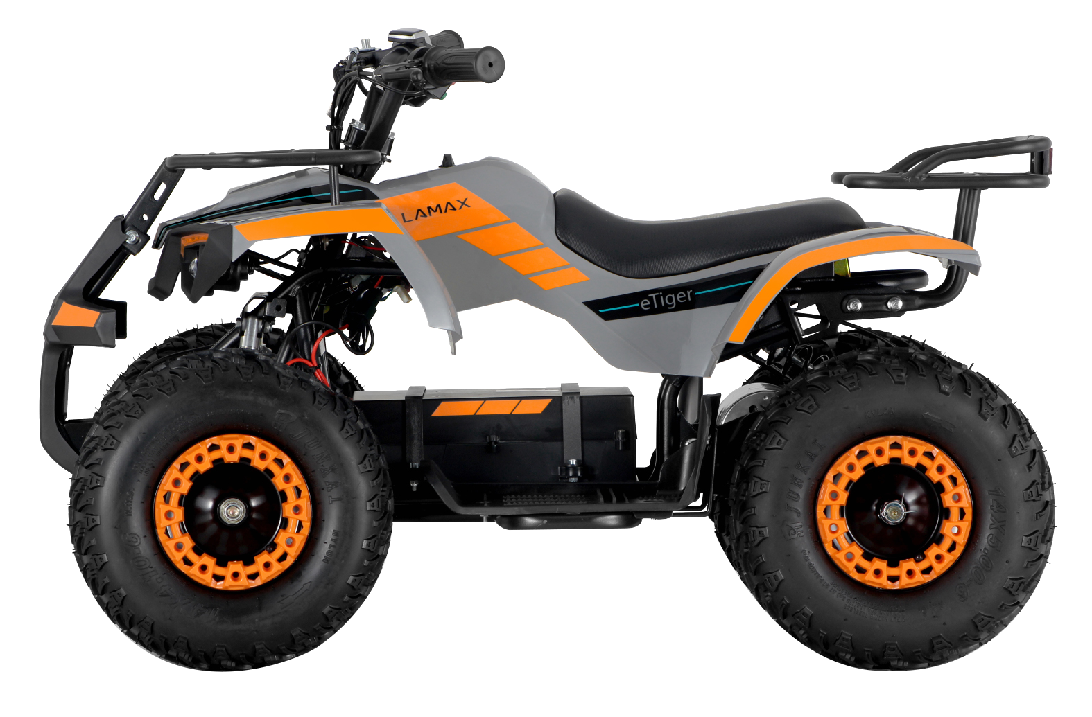 Egy szürke-narancssárga elektromos quad, profilból, fehér háttérrel.