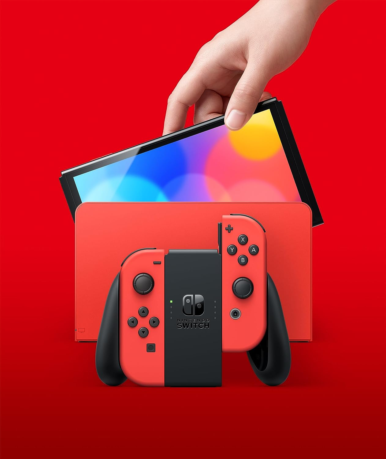 Una consola Nintendo Switch roja con joy-cons rojos. Una mano sostiene la parte de la tableta sobre los joy-cons.