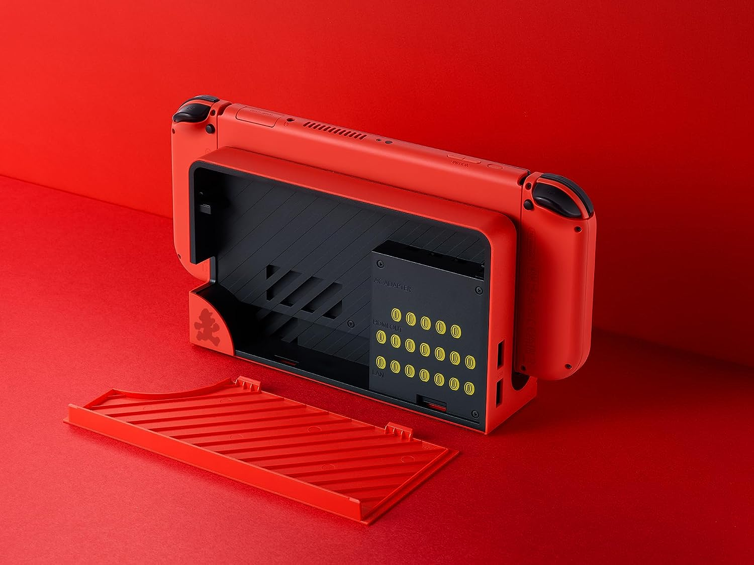 Base roja de Nintendo Switch con consola de juegos y Joy-Cons desmontables.