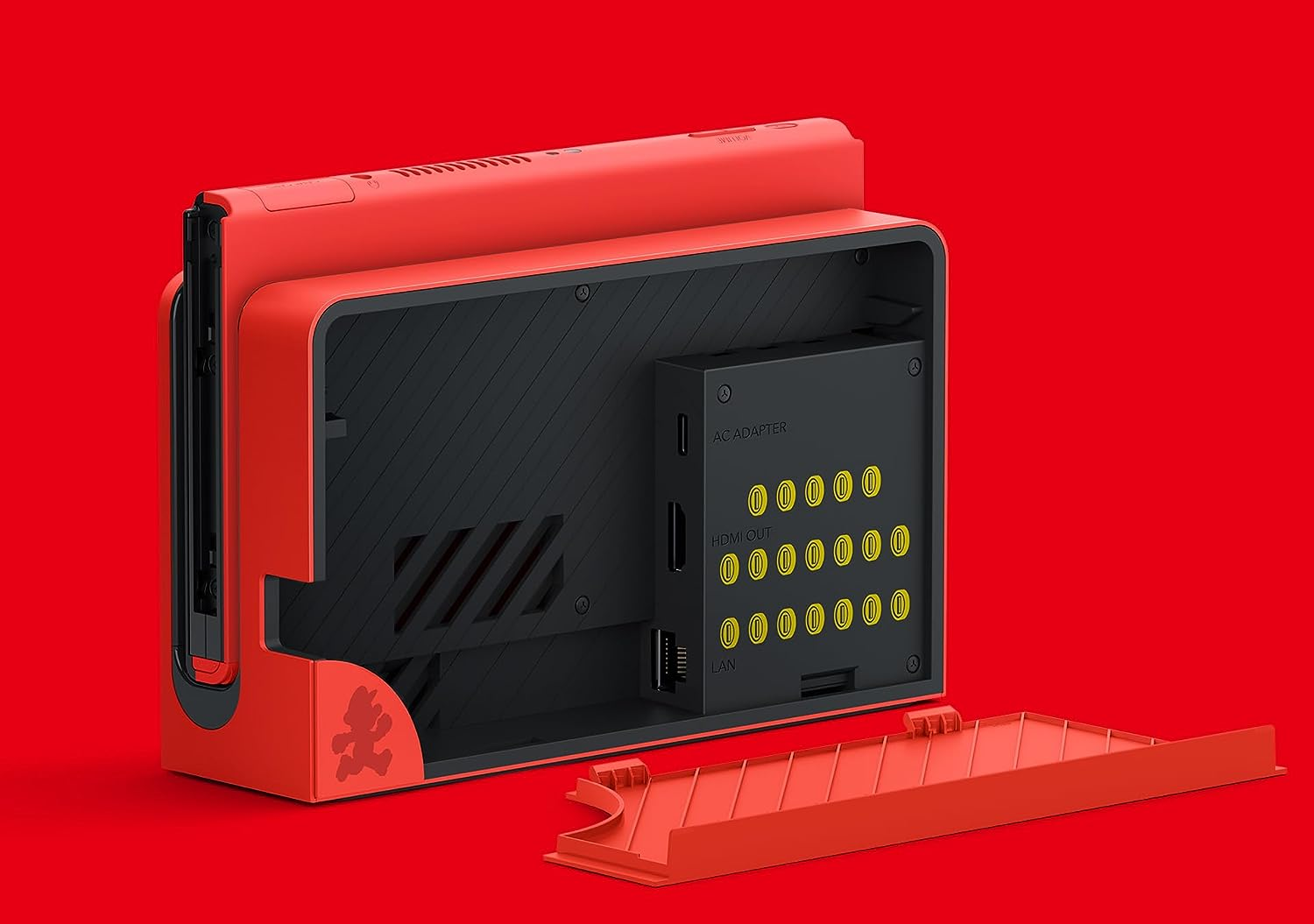 Base roja de Nintendo Switch con la parte trasera abierta, exponiendo puertos y adaptador de CA, sobre un fondo rojo.