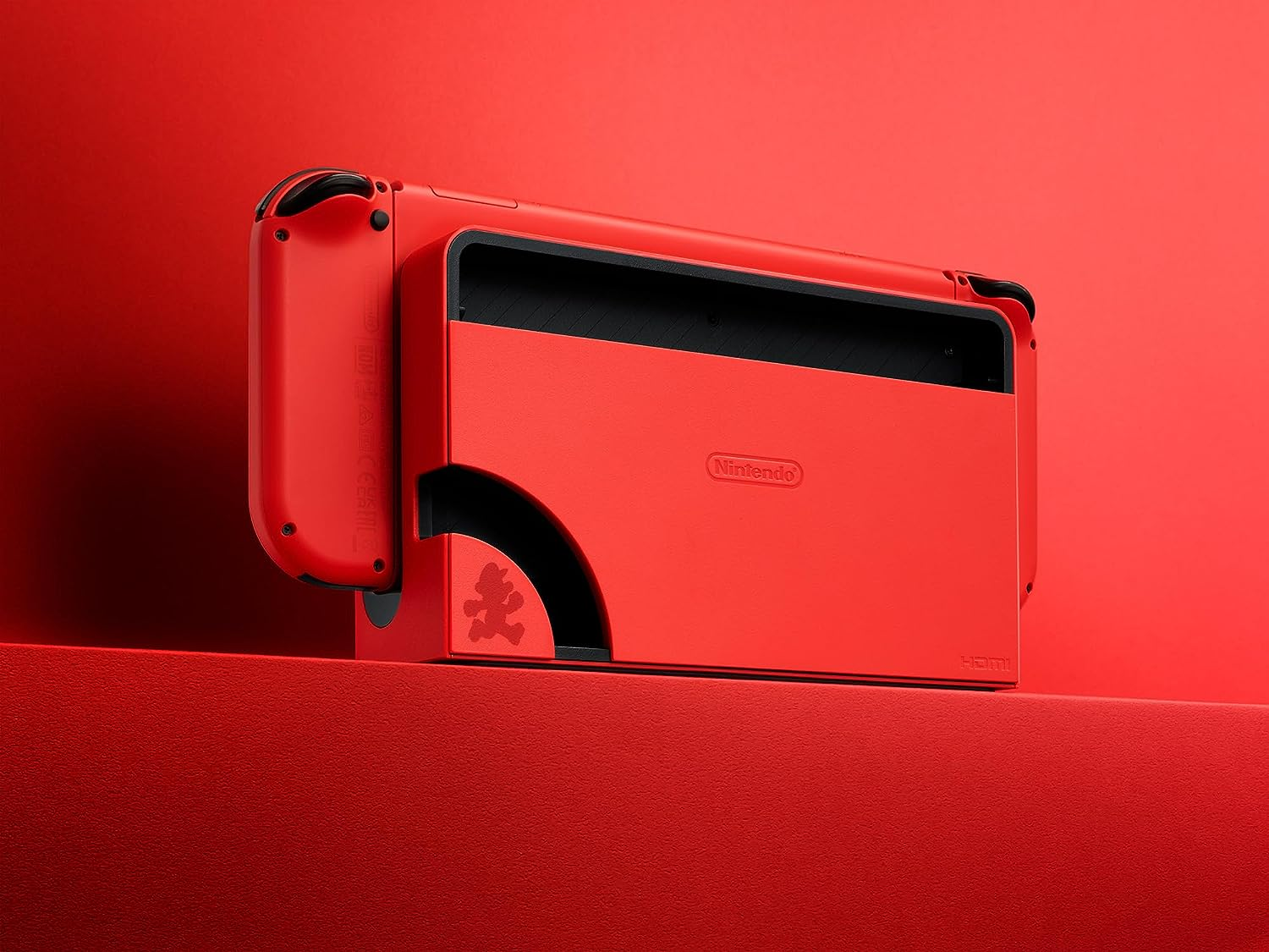 Base roja de Nintendo Switch con silueta de Mario. El fondo es de color rojo liso.