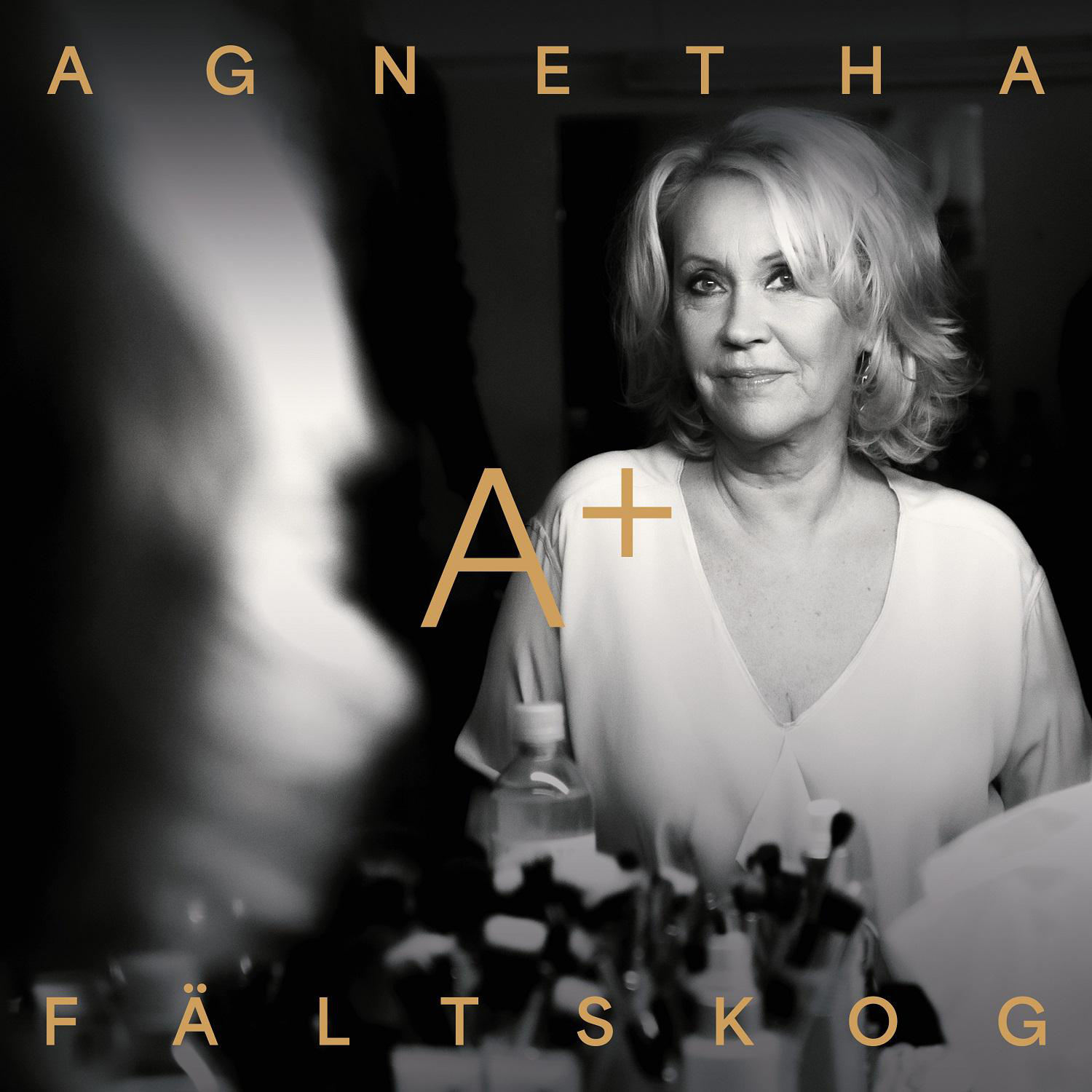Agnetha Fältskog, eine blonde Frau, lächelnd, in einem Studio.