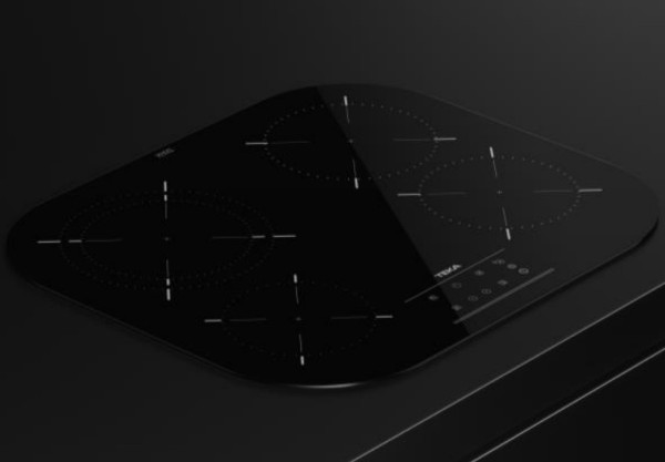 Placa de inducción negra con cuatro zonas de cocción. La superficie es elegante, con un panel táctil.