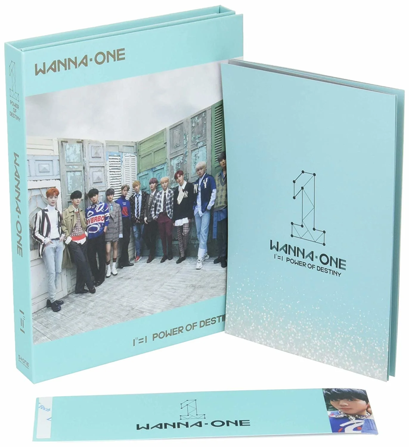 Wanna One albumset, lichtblauwe doos met groepsfoto en boek erin.