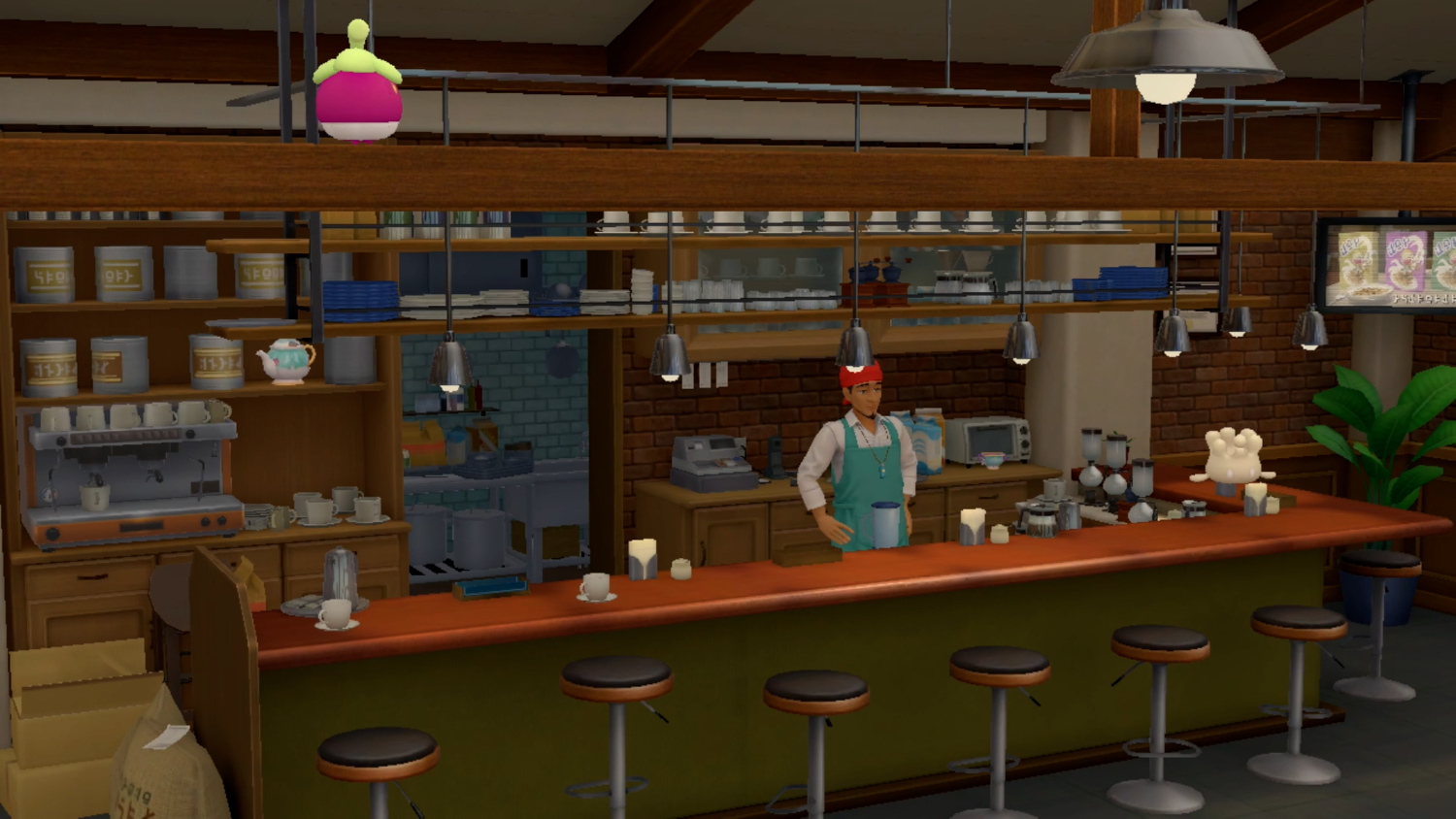 Bart met personeel, krukken en koffiemachine. Plankjes met kopjes en decoratie. Een roze object hangt.
