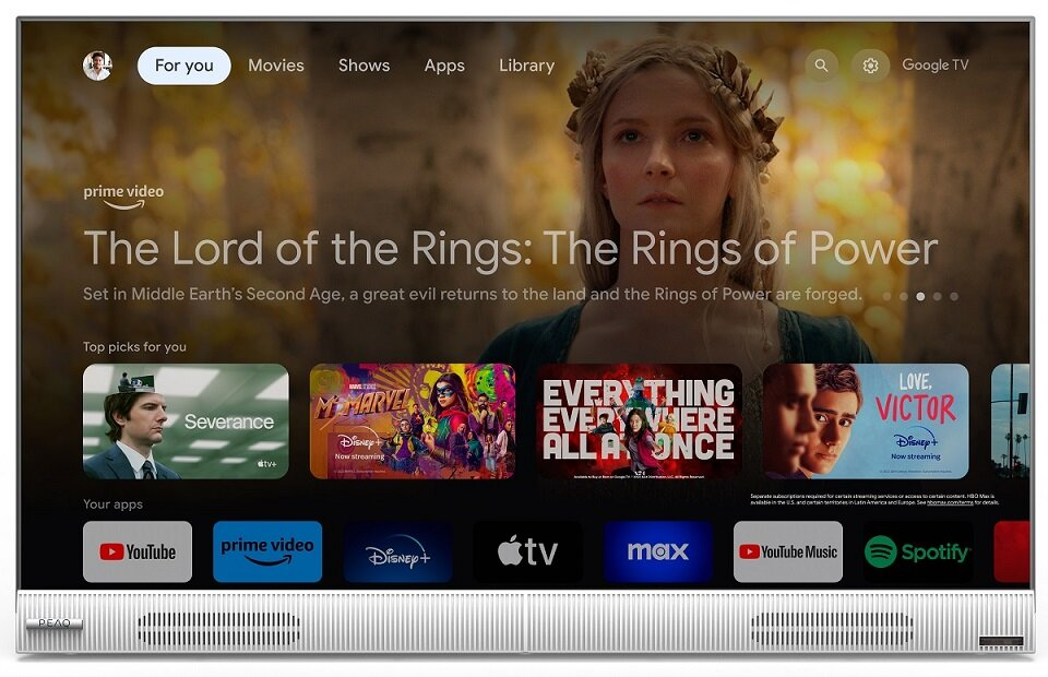 Ekran telewizora wyświetla Prime Video z Władca Pierścieni: Pierścienie Władzy. Widocznych jest kilka innych aplikacji.