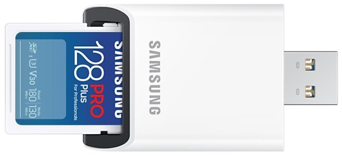 Biały czytnik kart SD Samsung. Włożona karta 128GB Pro. Złącze USB po prawej.