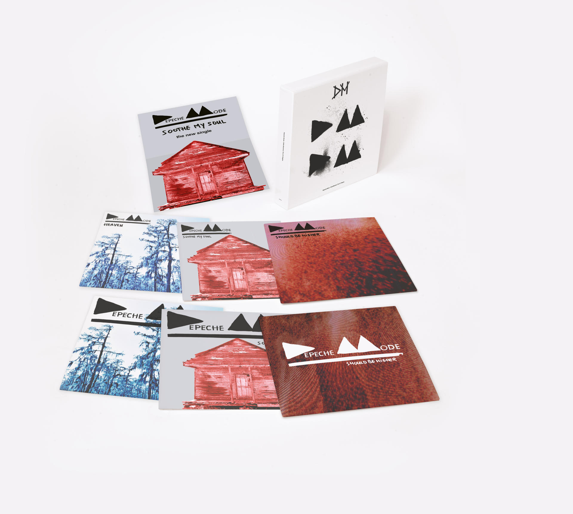 Albumcover und CD-Hüllen auf weißer Oberfläche, mit Albumtitel und Bandlogo.