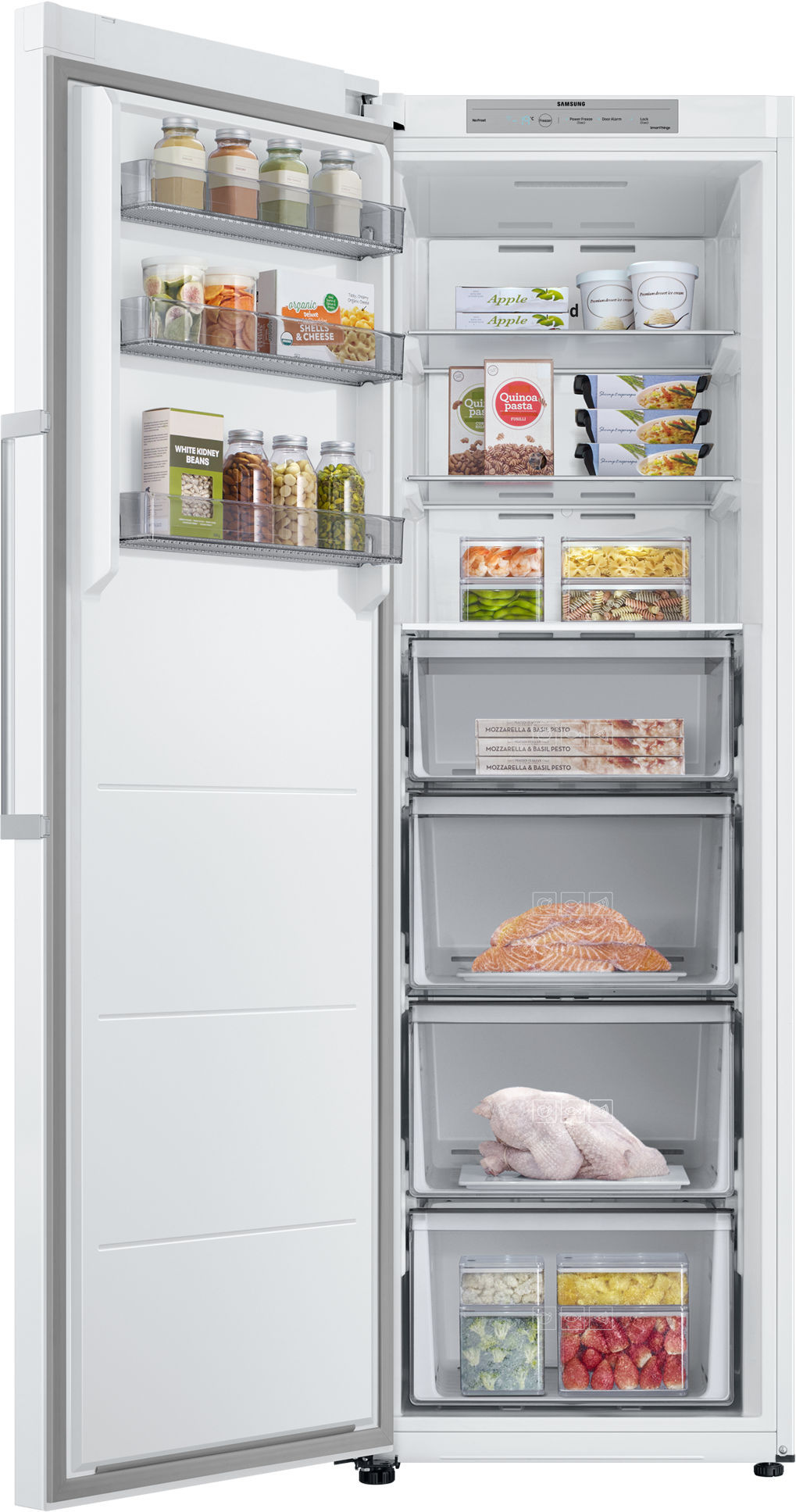 Ein weißer Kühlschrank mit geöffneter Tür, der Regale, Schubladen und gelagerte Lebensmittel zeigt.