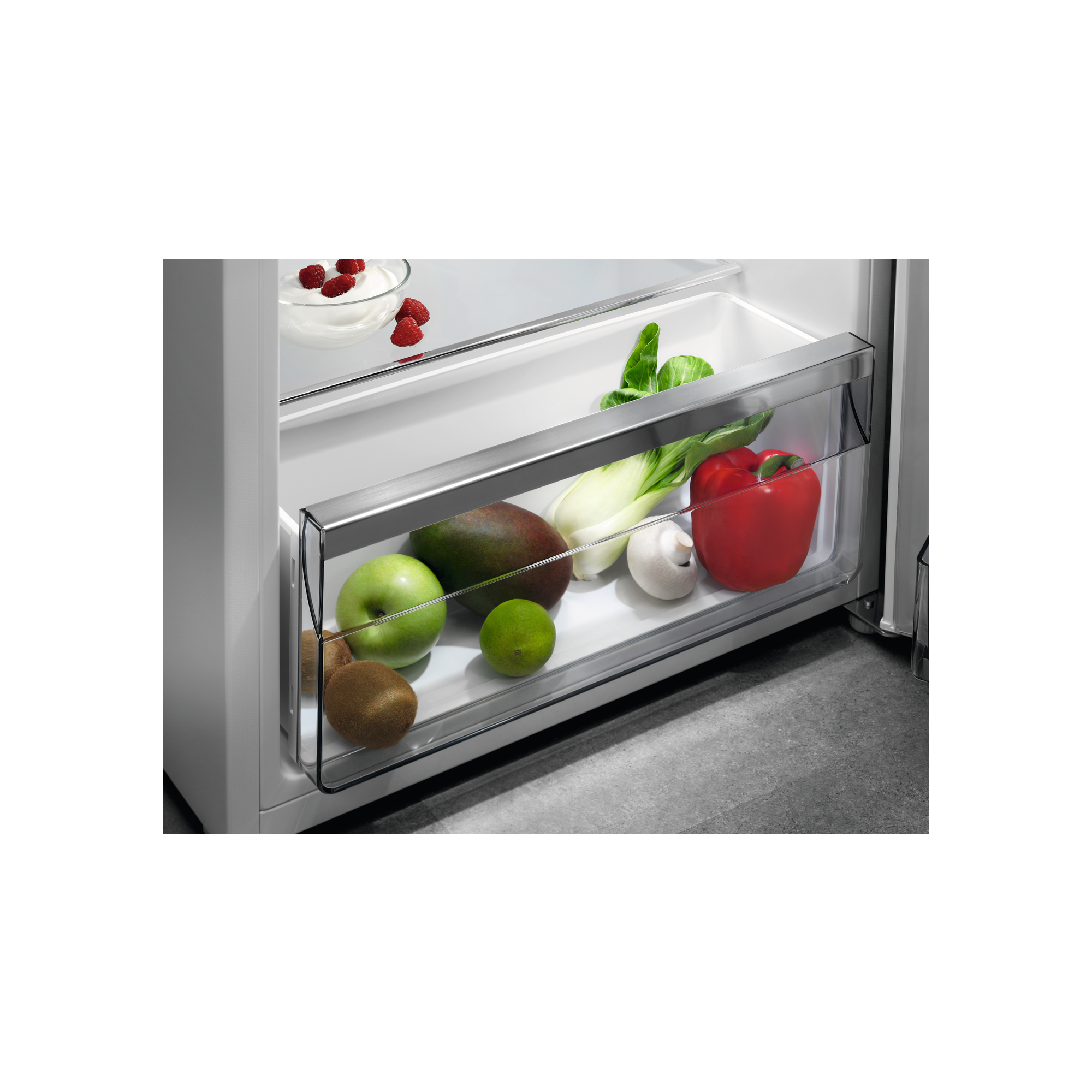 À l'intérieur d'un réfrigérateur, avec des fruits et légumes dans des tiroirs et étagères transparents.