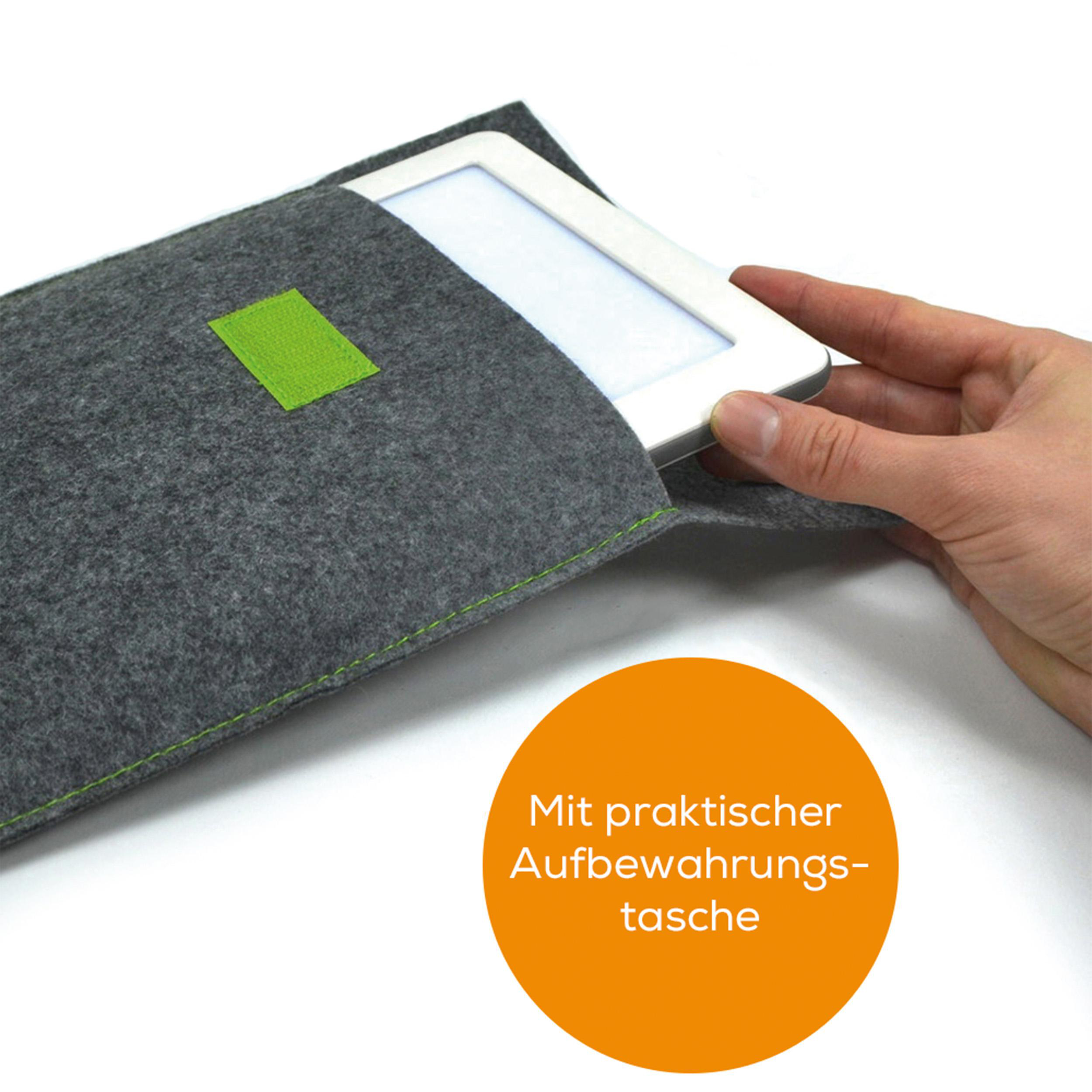 Tablet in einer grauen Filzhülle mit grünem Akzent, Hand hält Hülle, weißer Hintergrund.