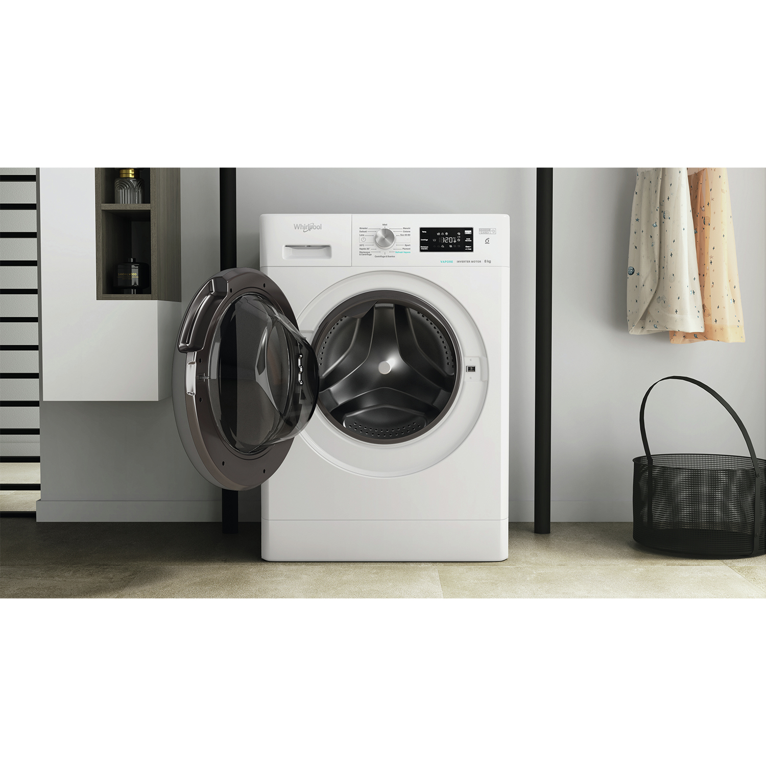 Una lavatrice Whirlpool bianca con la porta aperta, contro un muro grigio chiaro.